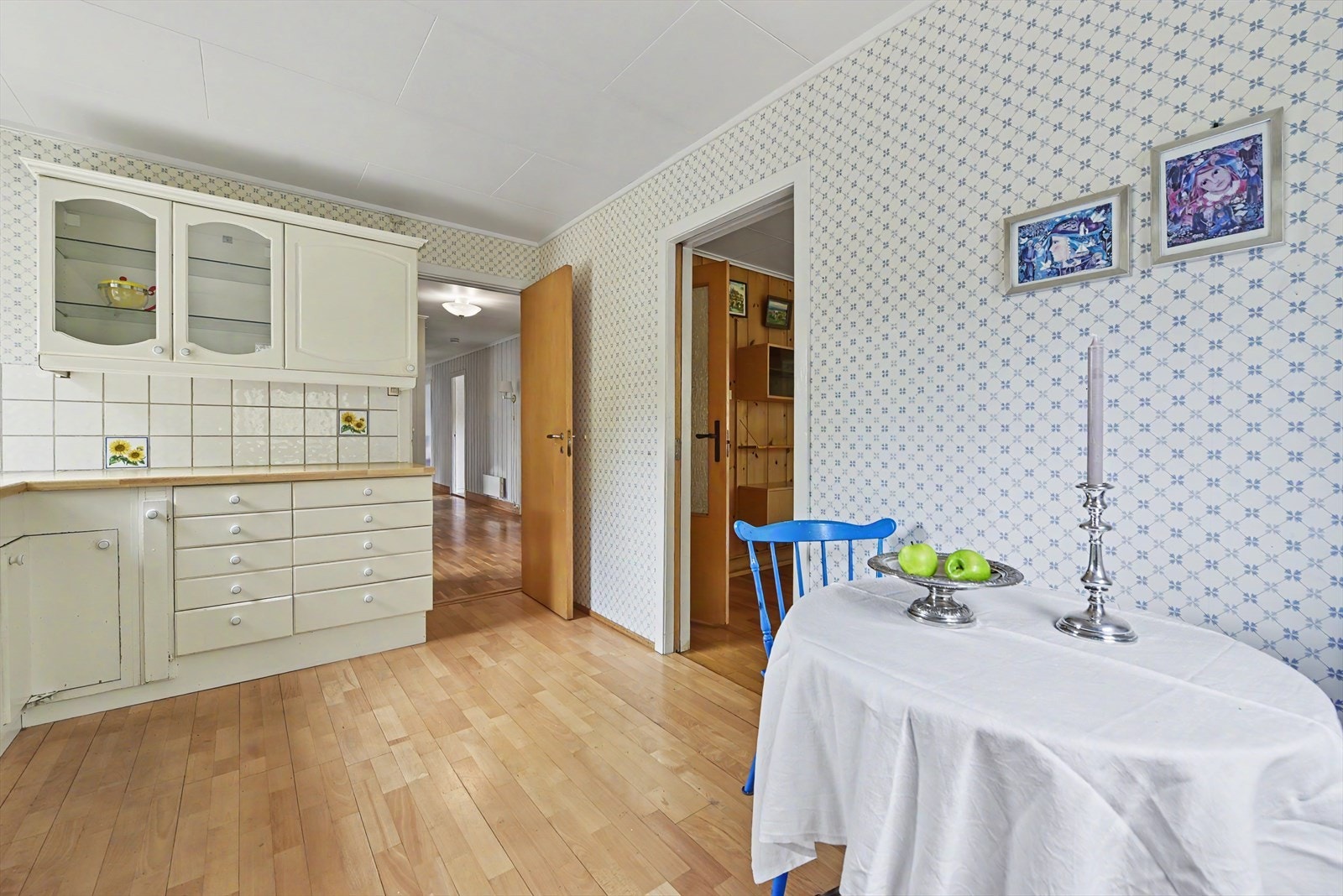 Kjøkkenet har plass til en hyggelig spiseplass for hverdagsmåltidene. Galleribilde