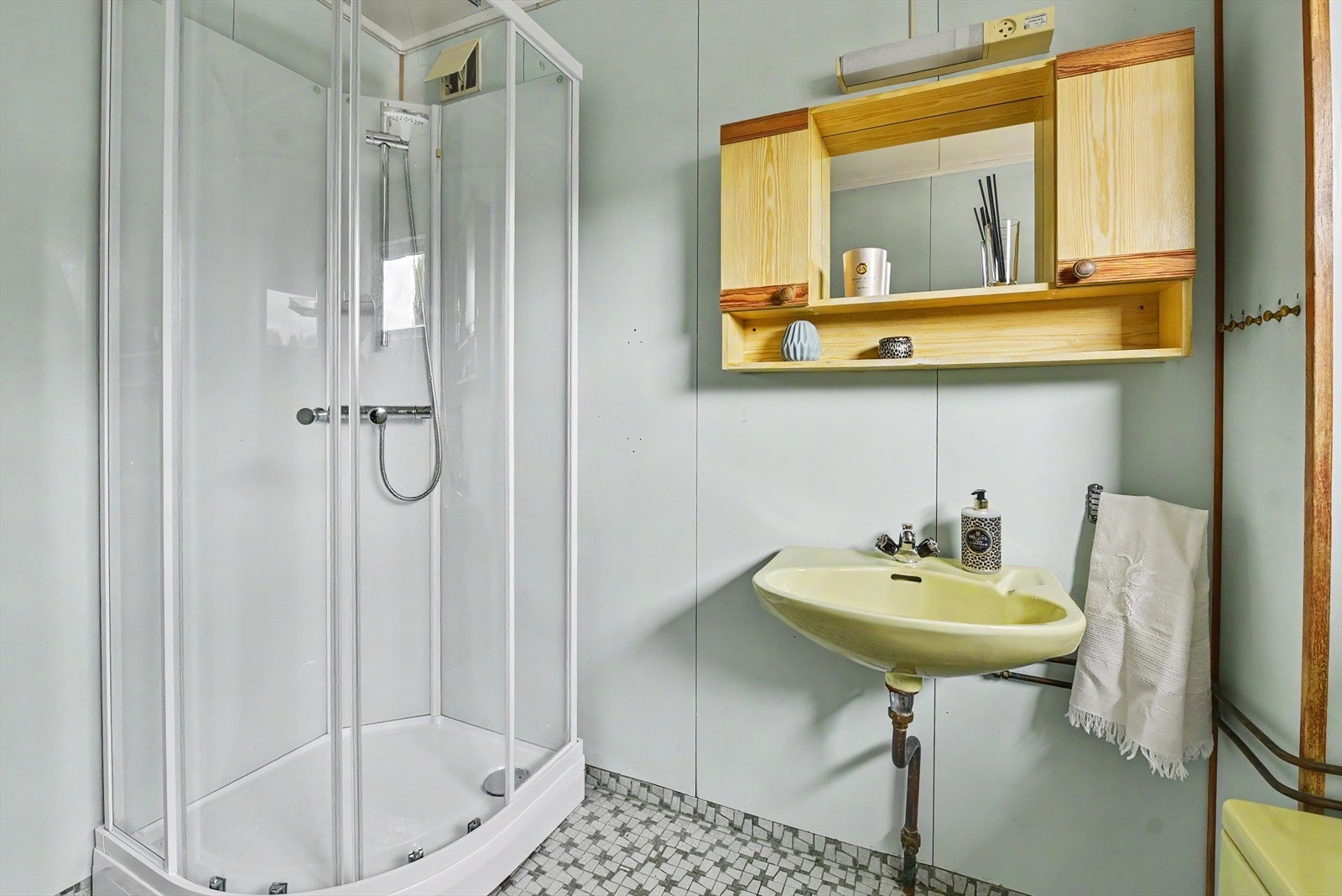 Badet er innredet med servant, speilskap og dusjkabinett. Galleribilde