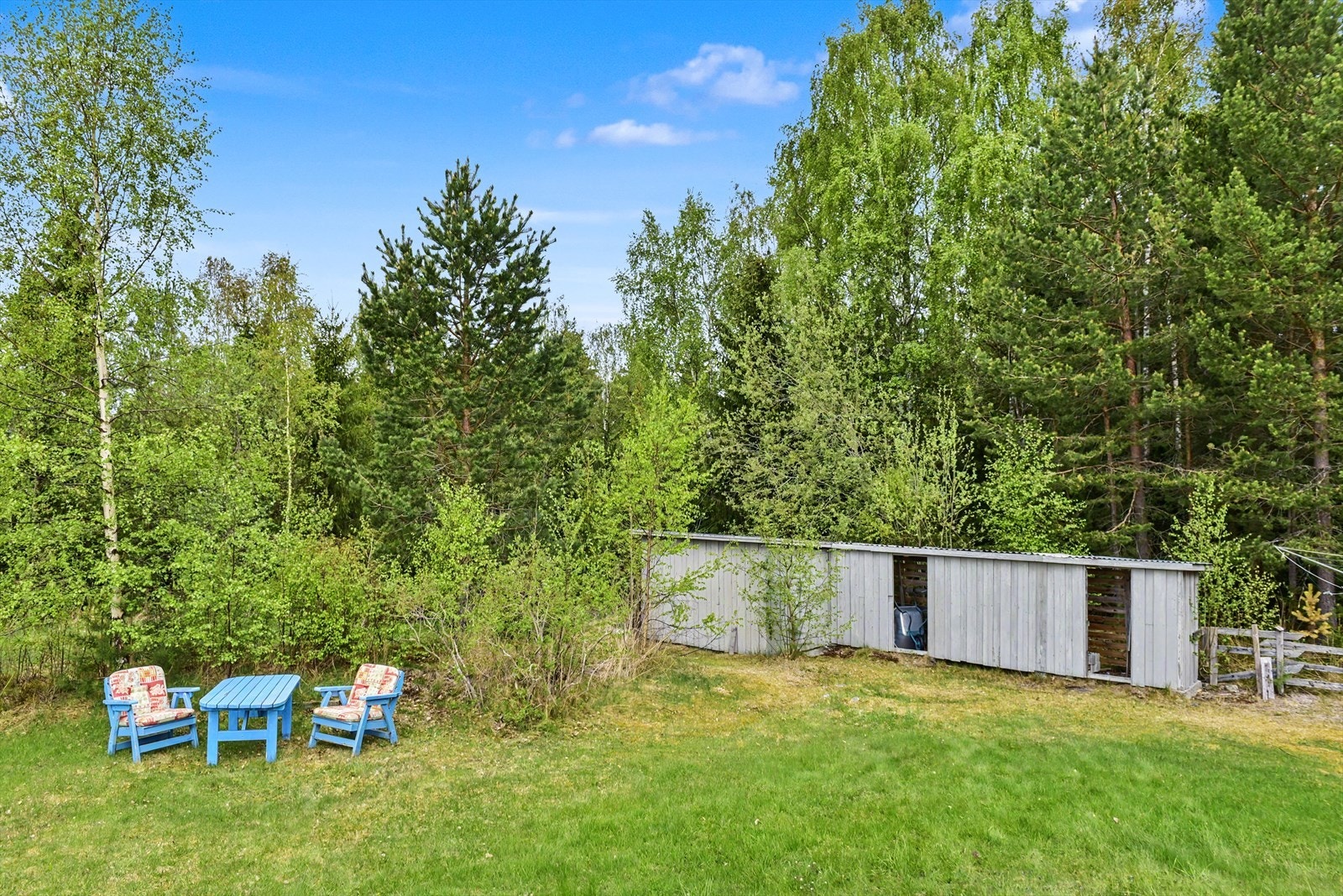 Frittstående bod tilknyttet vedskjul. Galleribilde
