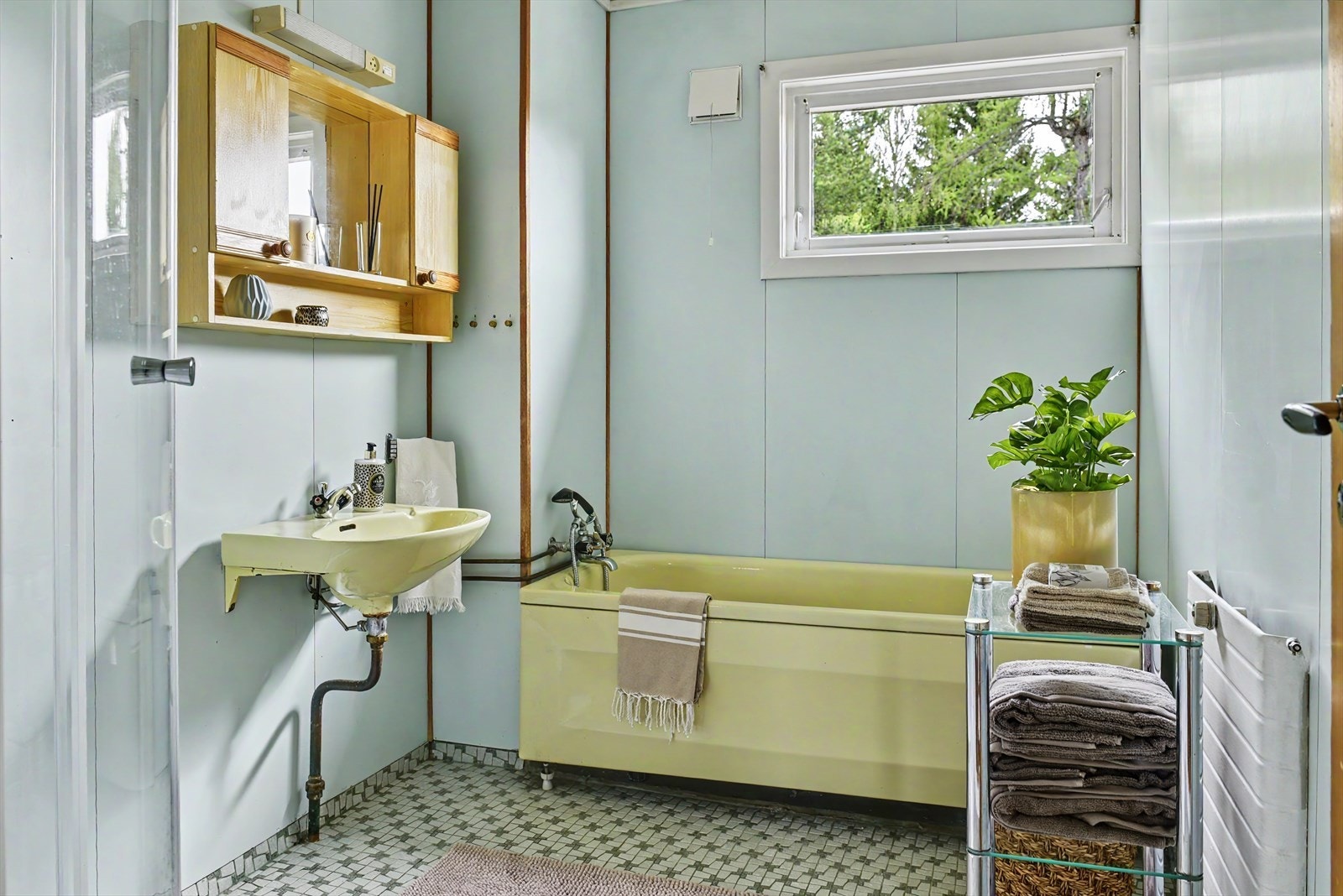 Badet har plater på veggene og belegg på gulvet. Galleribilde