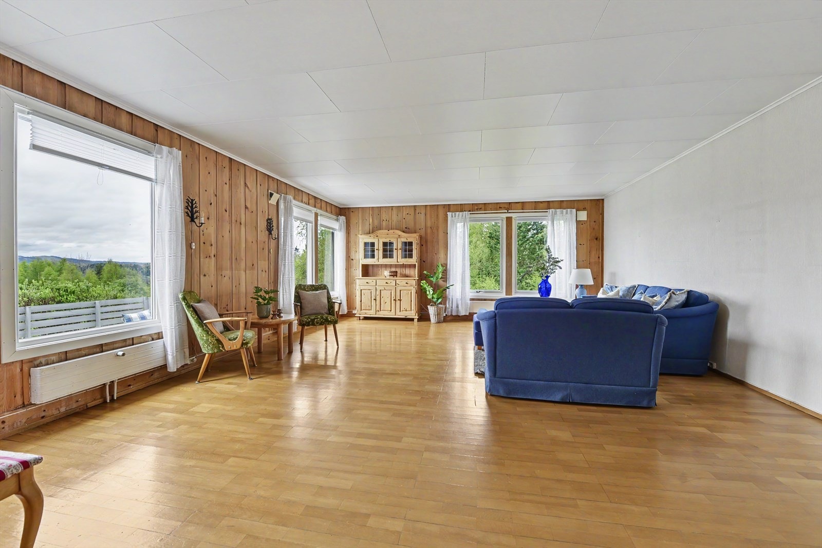 Store vindusflater gir godt med dagslys inn i stuen. Galleribilde