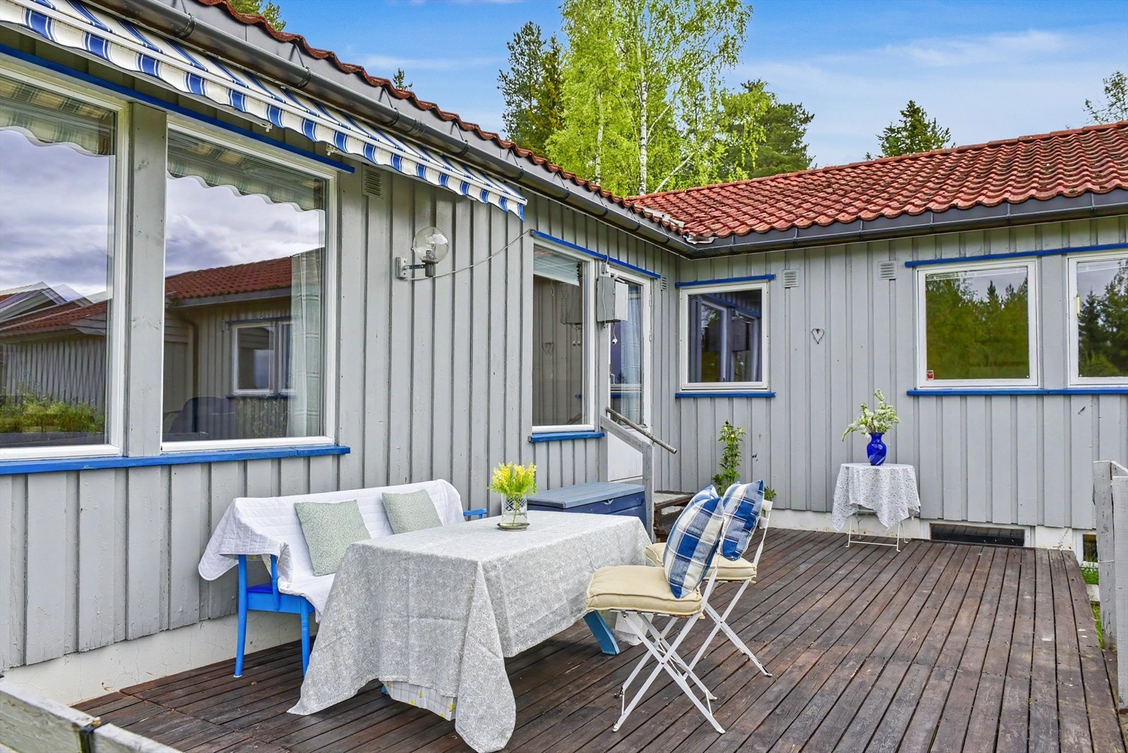 Terrassen er bygget i treverk og har utelys. Galleribilde