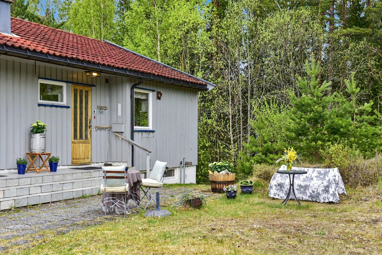 Huset ligger fint til på tomten, med hage og grøntarealer rundt. Galleribilde