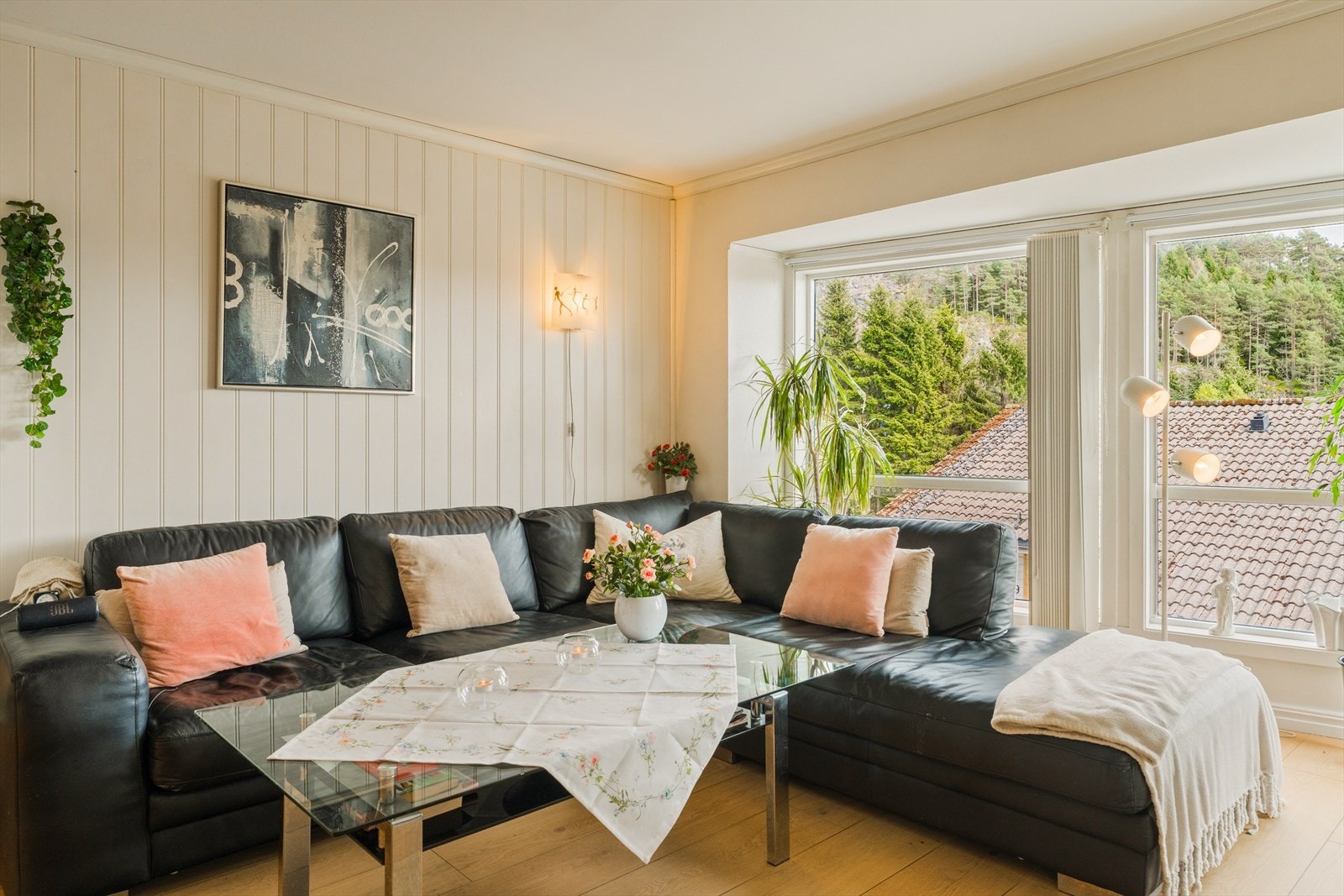God plass til innredning med sofagruppe og tilhørende møblement Galleribilde