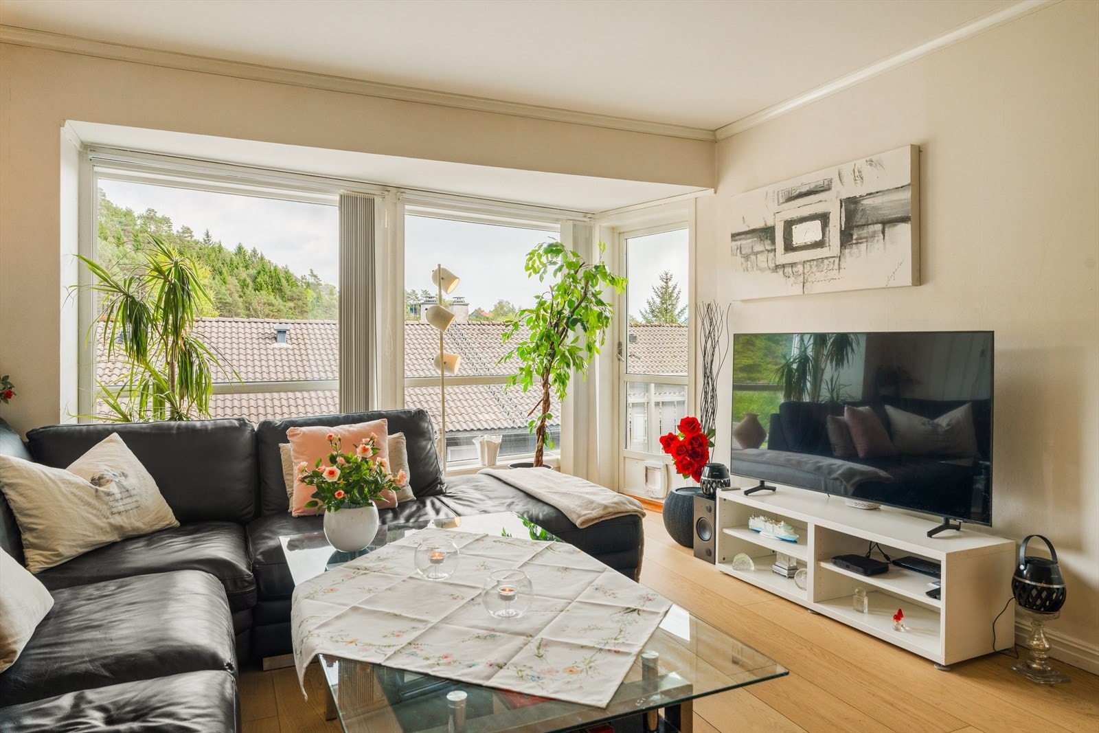 Videre er det utgang til en flott altan oppmålt til 5,4kvm Galleribilde