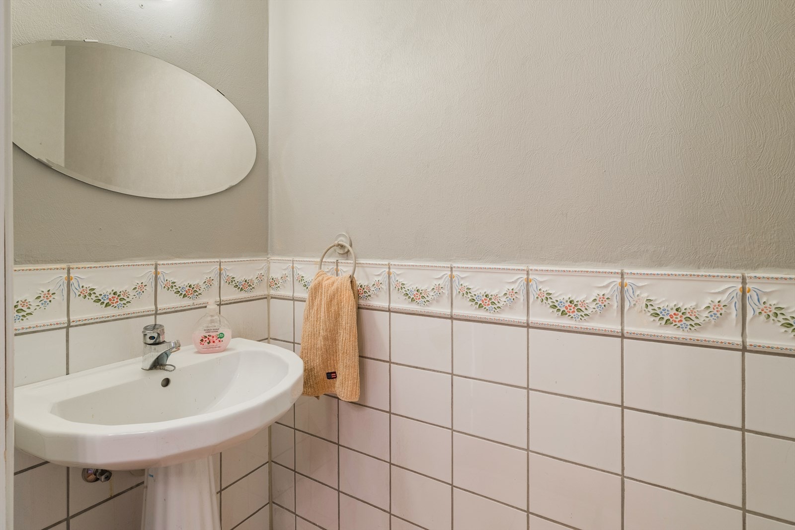 Innredet med toalett og servant | Varme i gulv Galleribilde
