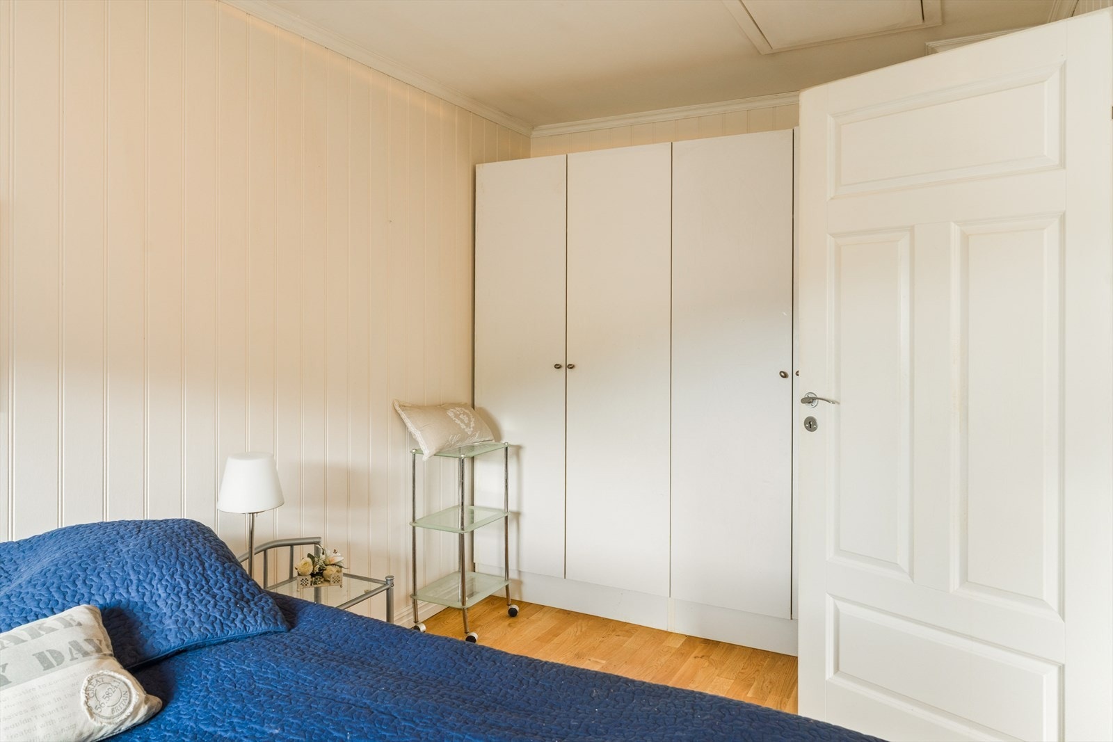 Soverommet er innredet med garderobe Galleribilde