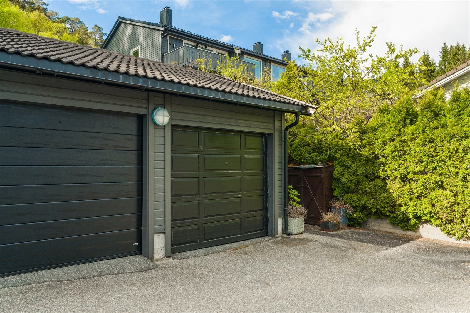 Parkering i garasje like ved boligen Galleribilde