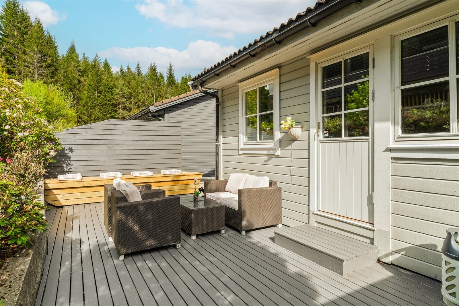 Fin terrasse med ettermiddagssol | Her har man solen til kvelden nærmer seg Galleribilde