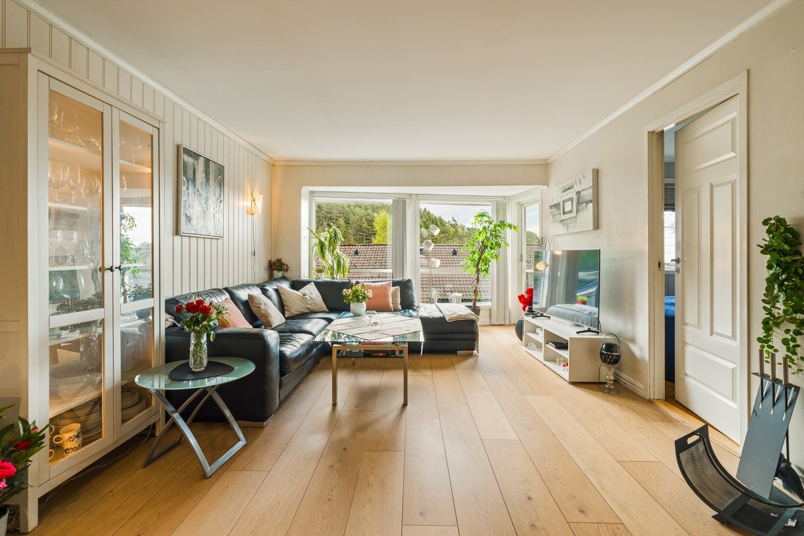Romslig og trivelig stue med gode lysforhold Galleribilde