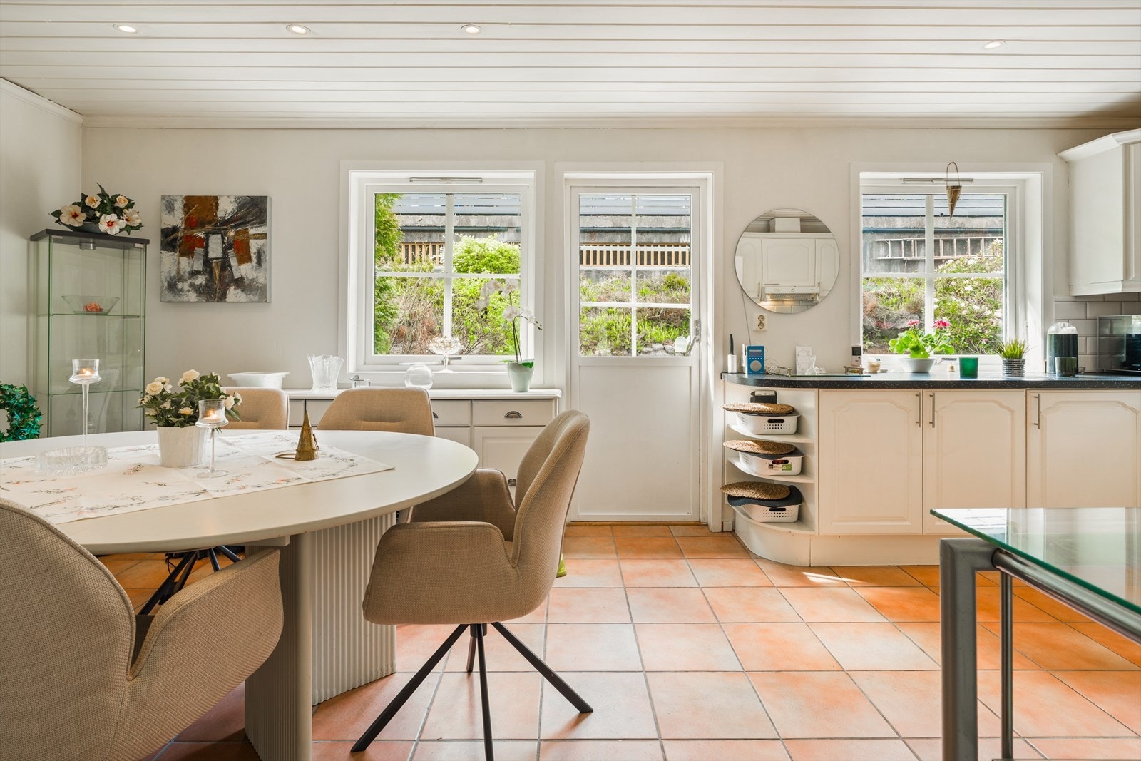 Videre er det utgang til en flott og romslig terrasse oppmålt til 32,4kvm Galleribilde