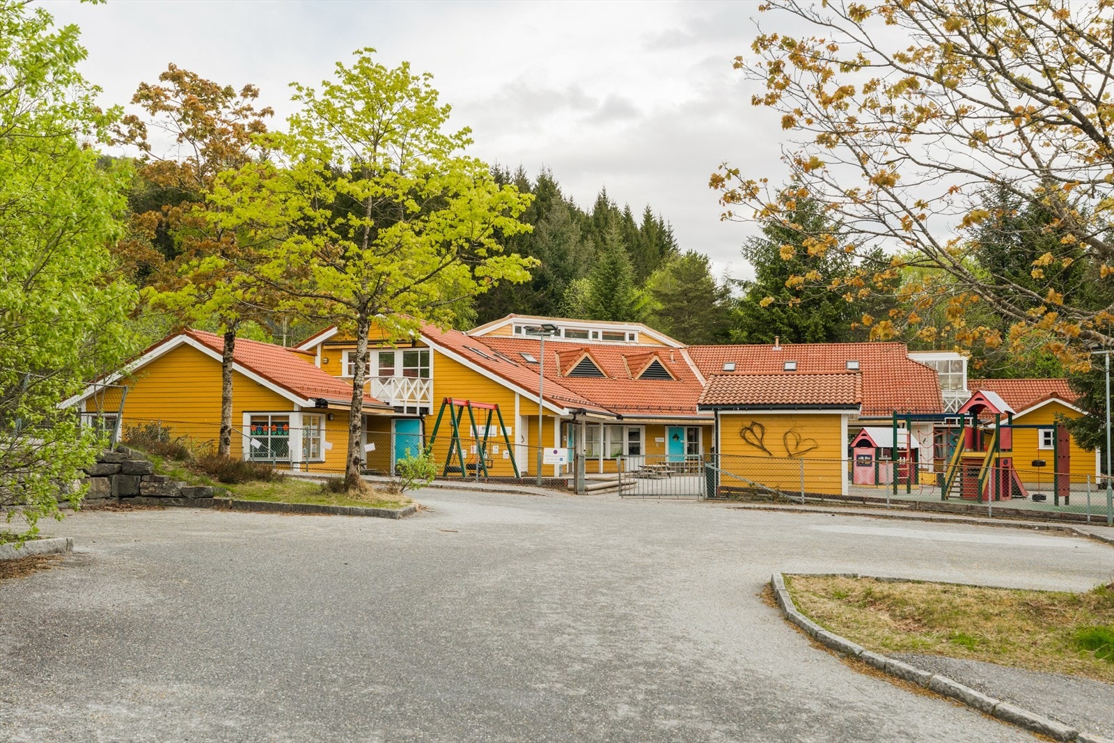 Bønes skole og Gullstølsbotn barnehage like vev | Idrettsanlegg og stor fotballbane kun 5 min gange fra boligen Galleribilde