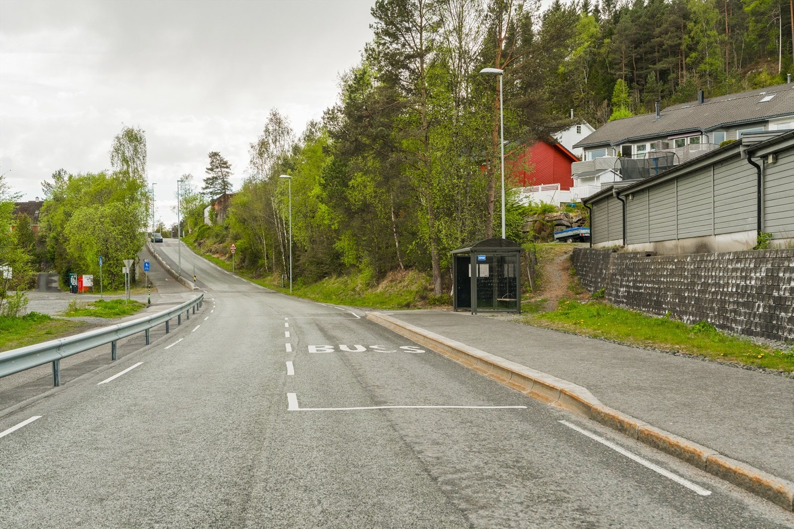 Kort gangavstand til busstopp ved Bønes skole med hyppige avganger Galleribilde