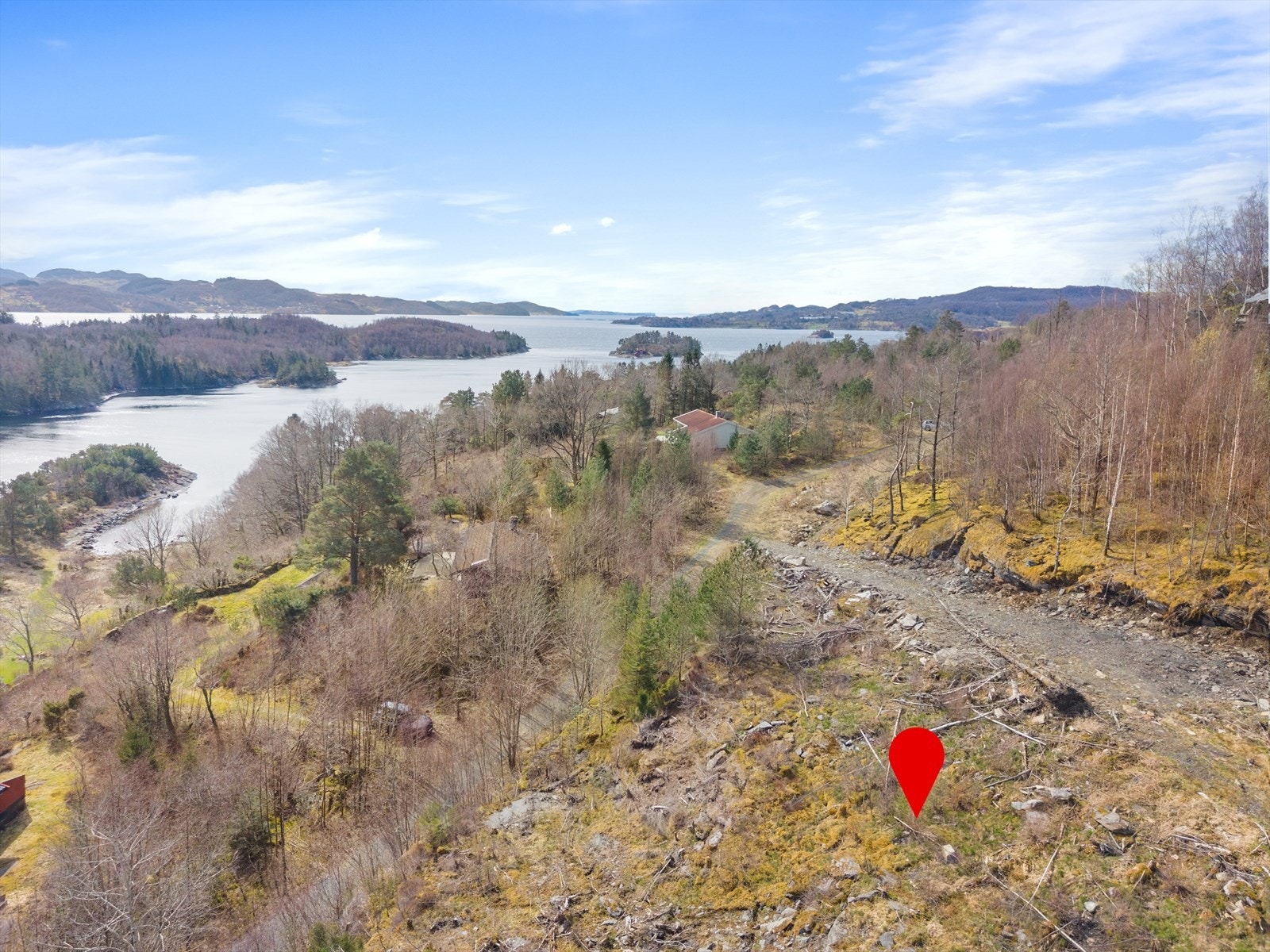 Vann/avløp/strøm i nærheten av tomten. Vederlagsfri tilkobling til vann/avløp (oppr. kr 500.000,- på Byre). Tikoblingsavgift vann til Stavanger kommune og tilkoblingsavgift strømleverandør må betales. Galleribilde