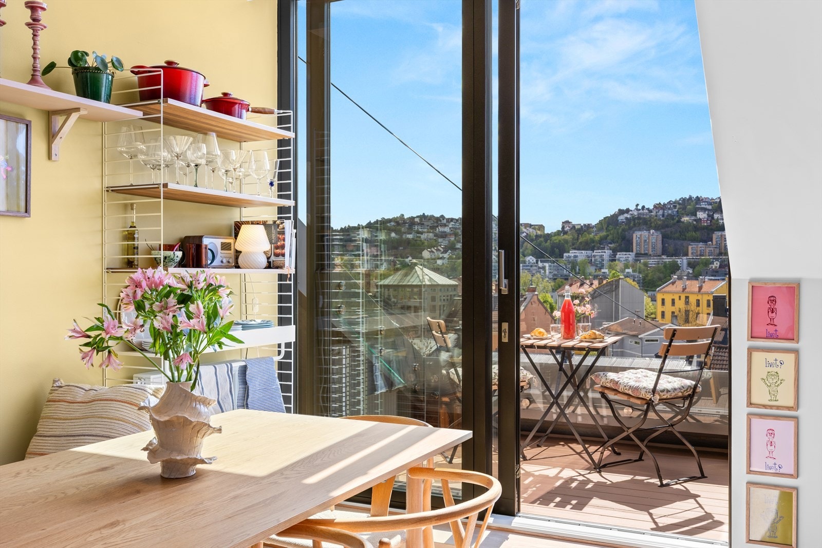Skyvedørene gir en sømløs overgang mellom kjøkken og takterrasse. Her er det enkelt å sette seg ut og nyte morgenkaffe eller middag i solen. Galleribilde