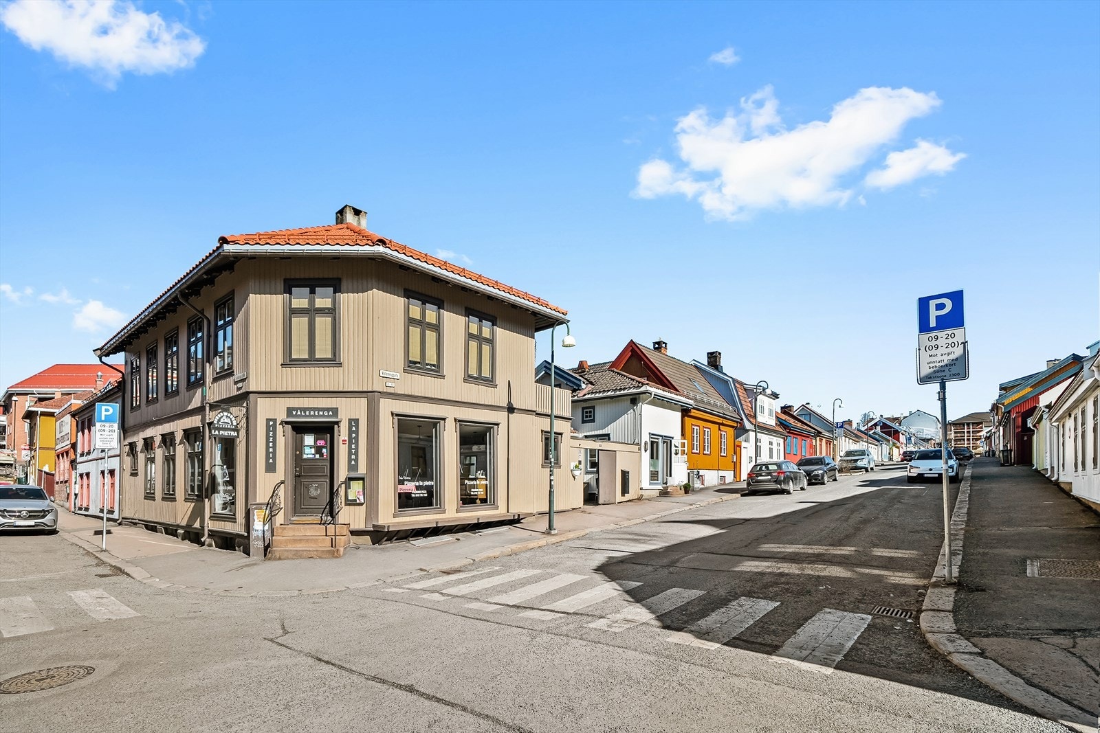 Vålerenggata er en vakker gate med fargerike trehus på rekke og rad. Populære Pizzeria Pietra ligger i neste gatekryss. Galleribilde