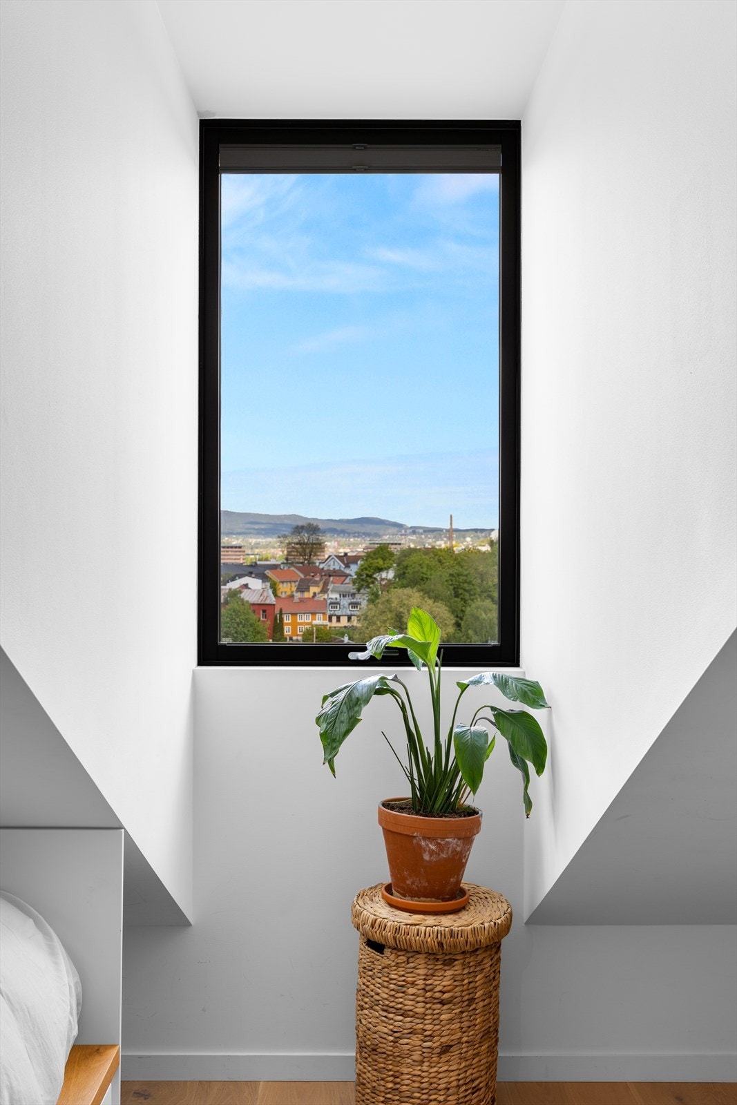 Utsikt fra soverom mot den gamle trehusbebyggelsen på Kampen. Galleribilde