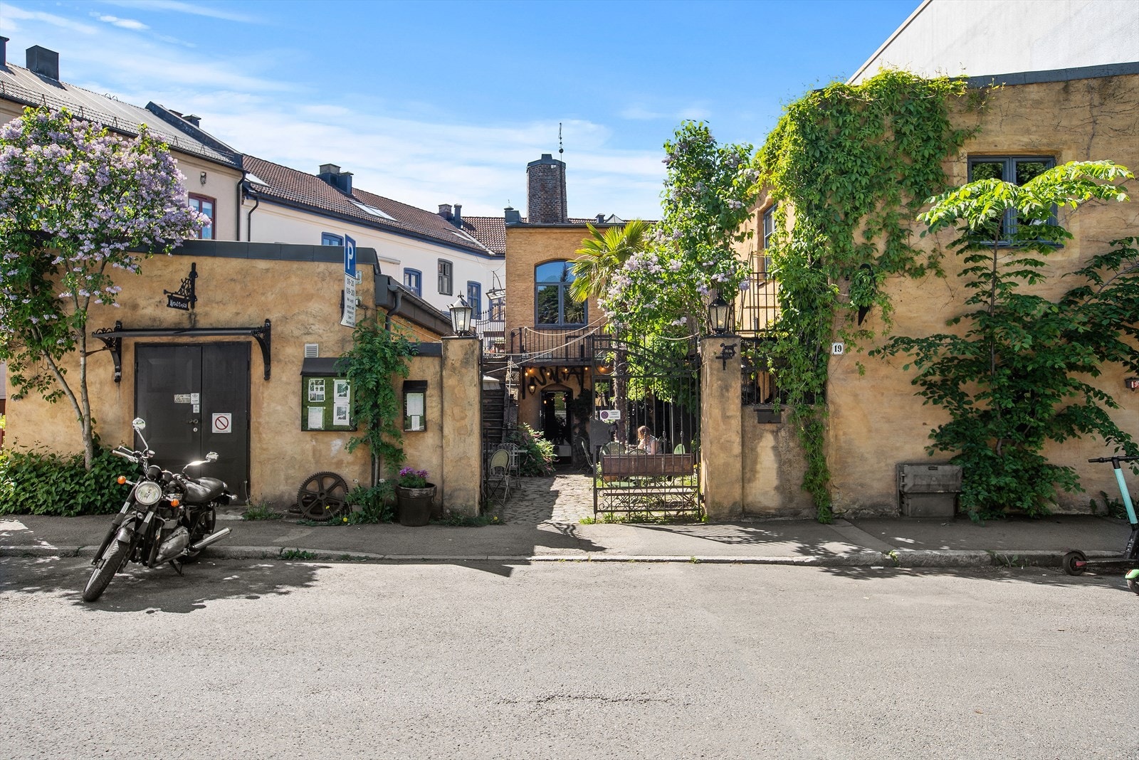 Smias vinbar, uteservering og restaurant med 4-7 rettere er få skritt unna. Galleribilde