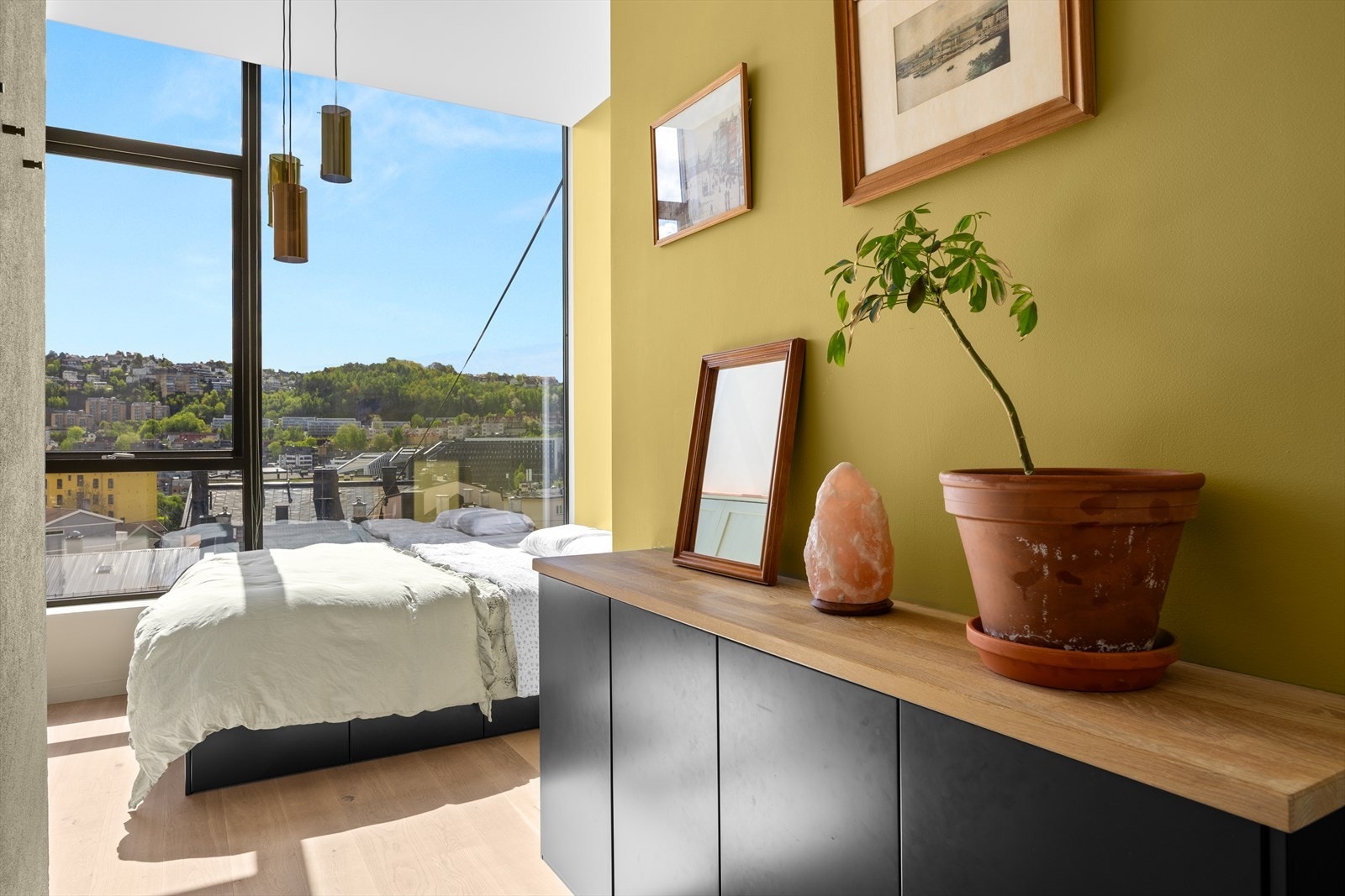 Spennende og harmoniske farger og vinduer fra vegg til vegg og gulv til tak gir rommet et unikt preg - nærmest som en lekker hotellrom. Galleribilde
