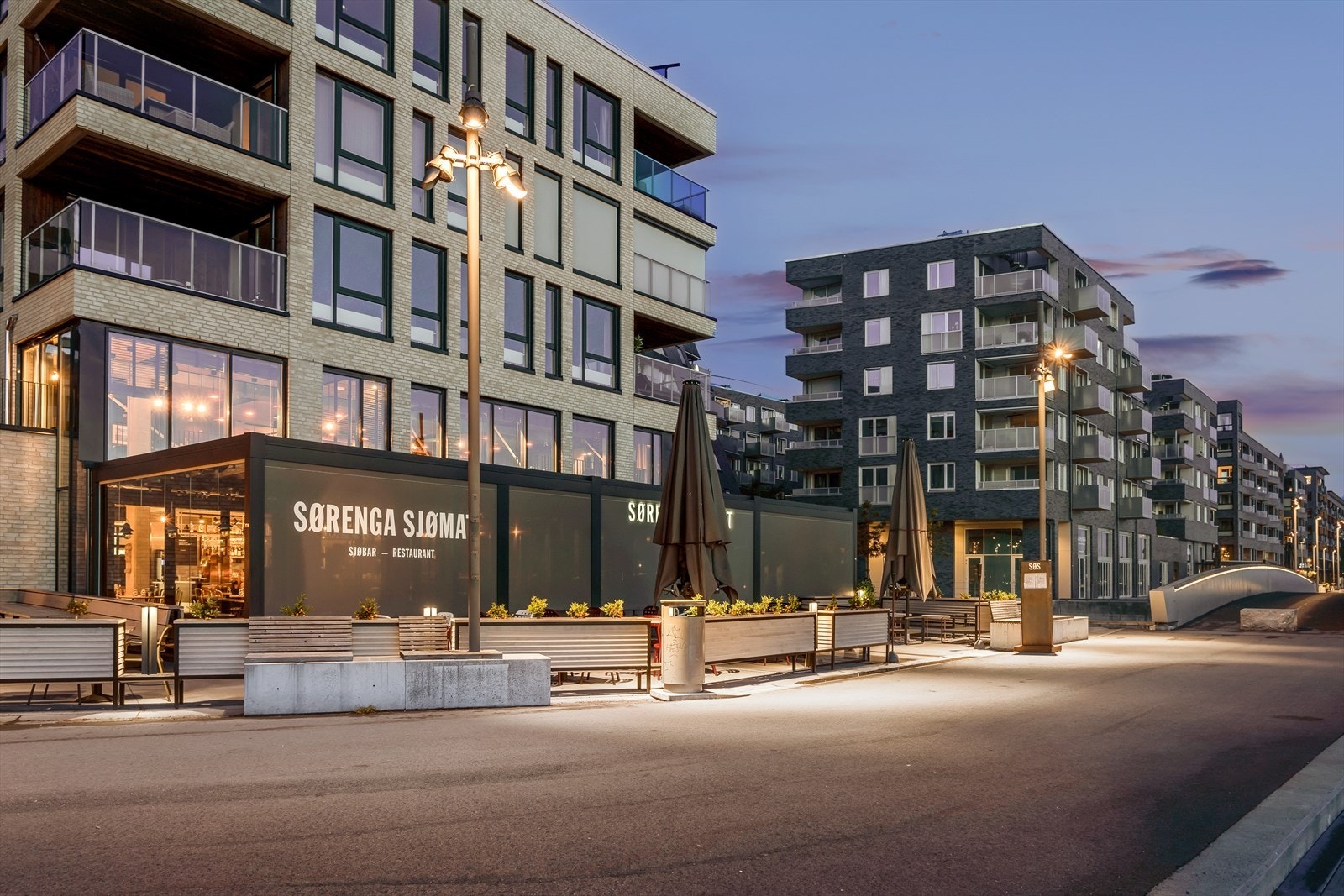 En kort sykkeltur unna ligger restaurantene langs vannkanten på Sørenga. Galleribilde