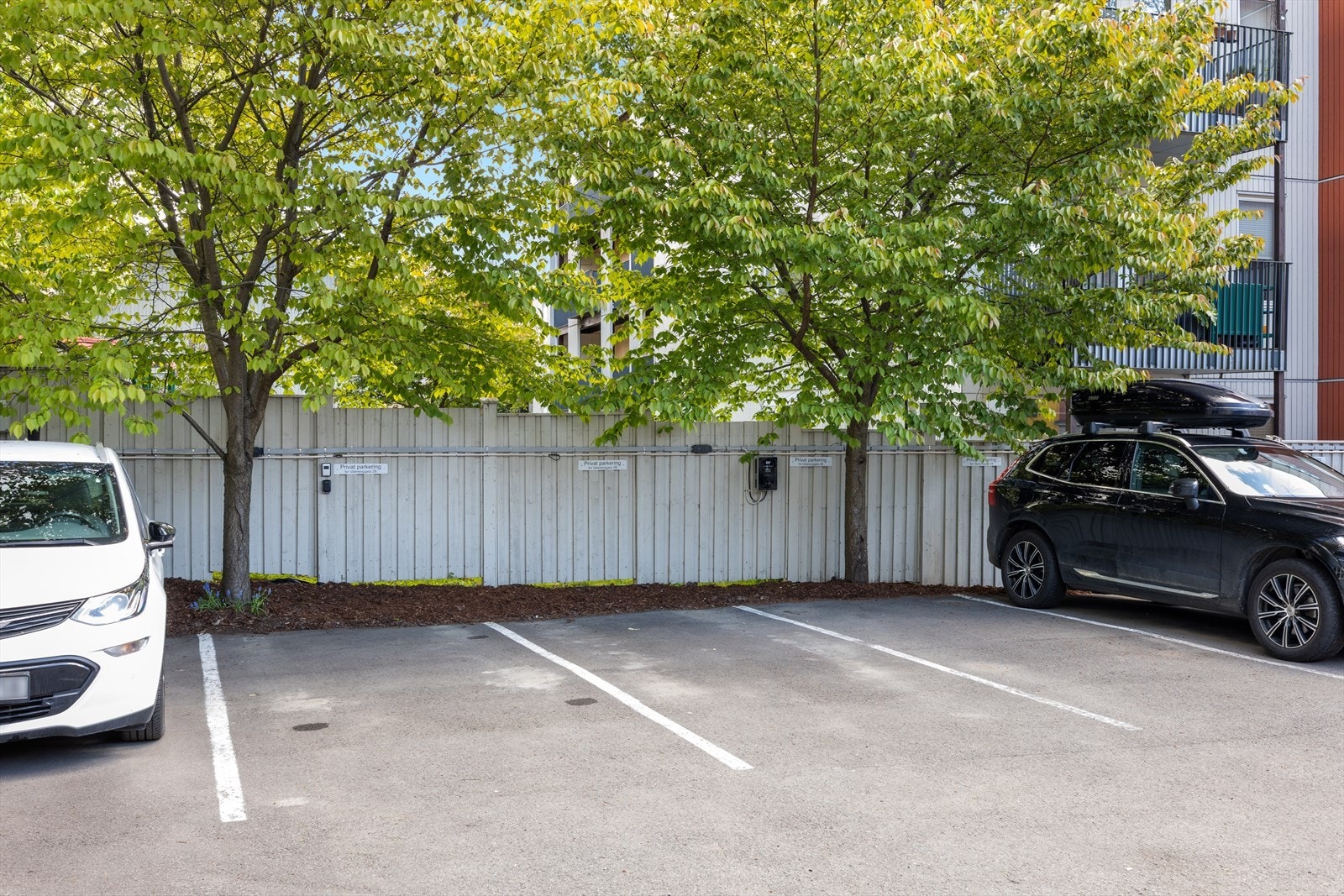 Det medfølger parkeringsplass beliggende nest innerst i forgården på eiendommen. Galleribilde