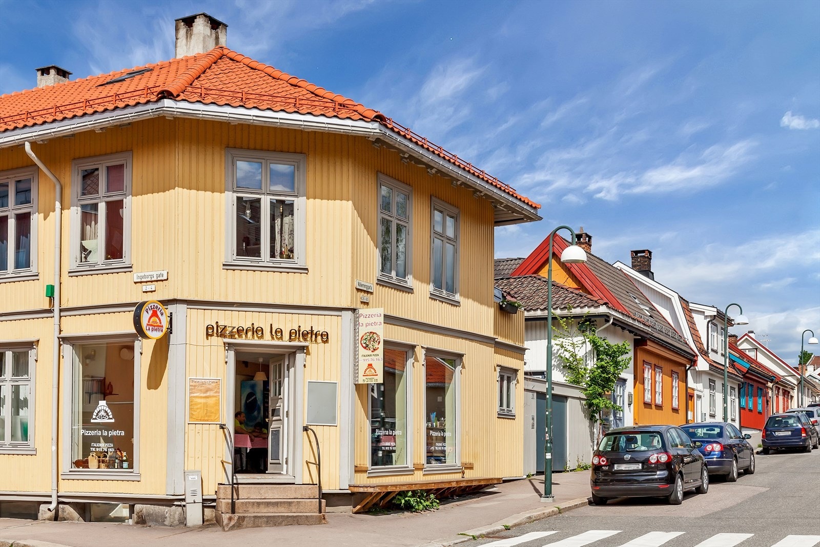 Populære Pizzeria la Pietra byr på svært god pizza og ligger kun et gatekryss ovenfor. (Eldre bilde - Pizzeriaen er nå malt i en annen farge). Galleribilde