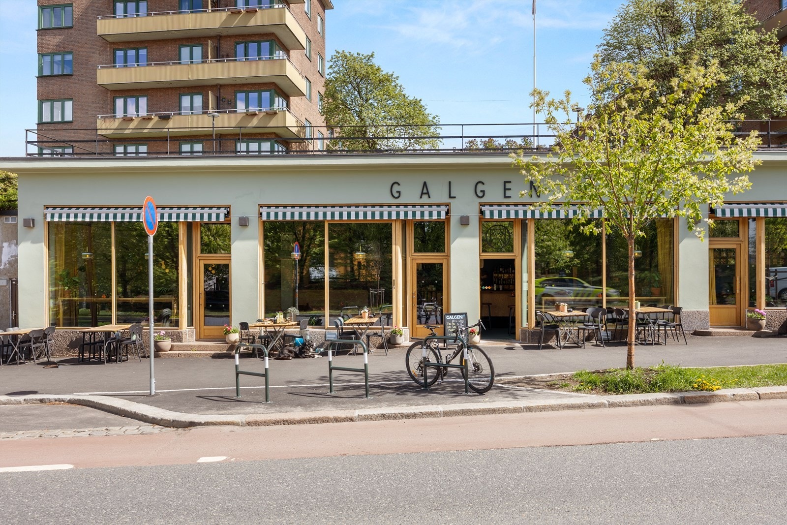 Galgen ligger rett nedenfor og er en hyggelig nabolagscafé på dagtid med uteservering og et trivelig samlingssted på kvelden med god drikke og et utvalg av snacks. Galleribilde