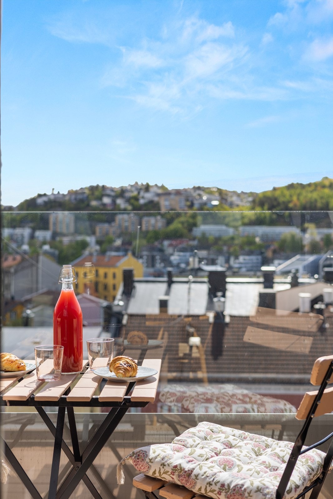 Ute på terrassen sitter du nærmest i utsikten. Galleribilde