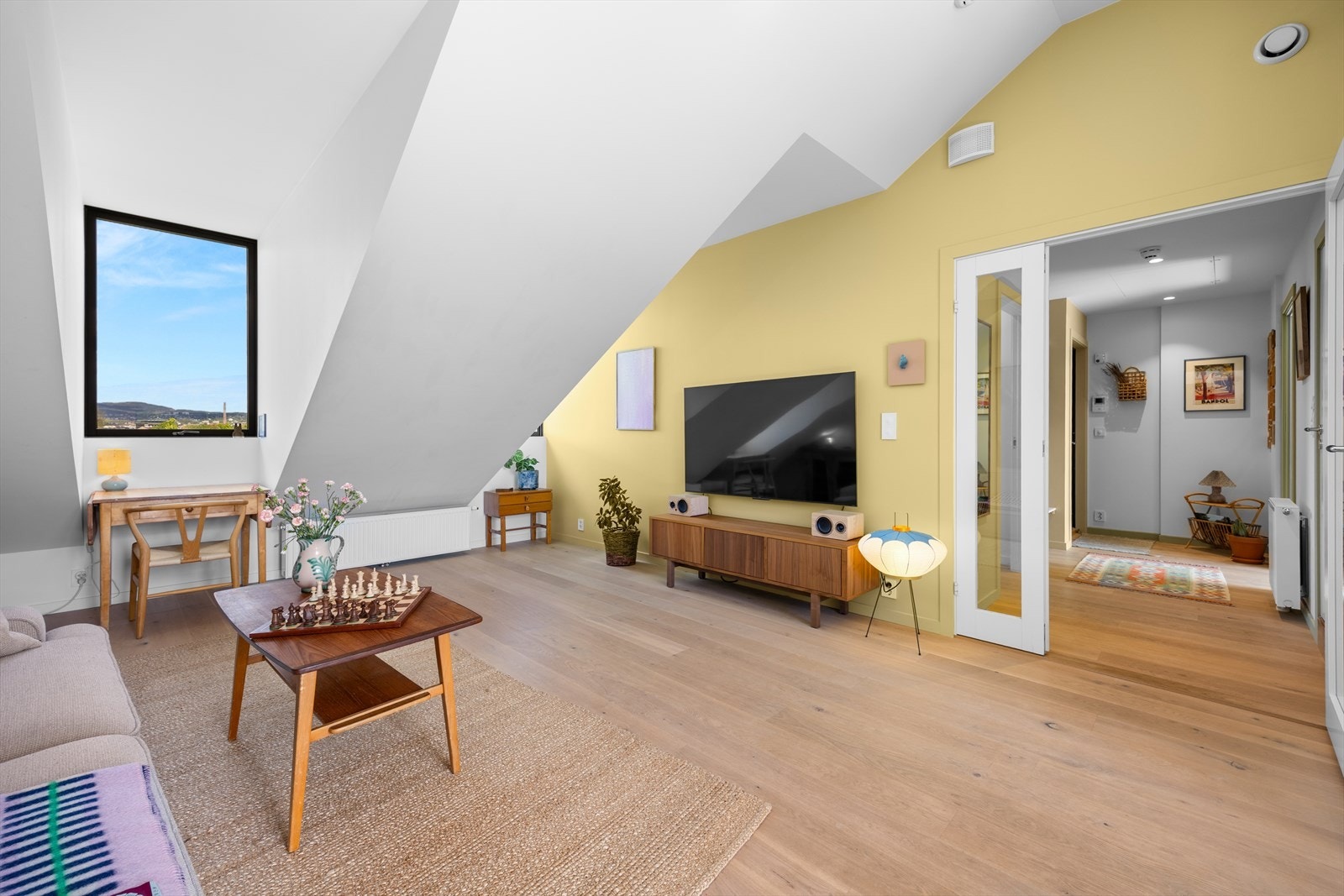 Leilighetens gulvareal er 68 m2. Takhøyden i stuen er 3.10 m. Galleribilde