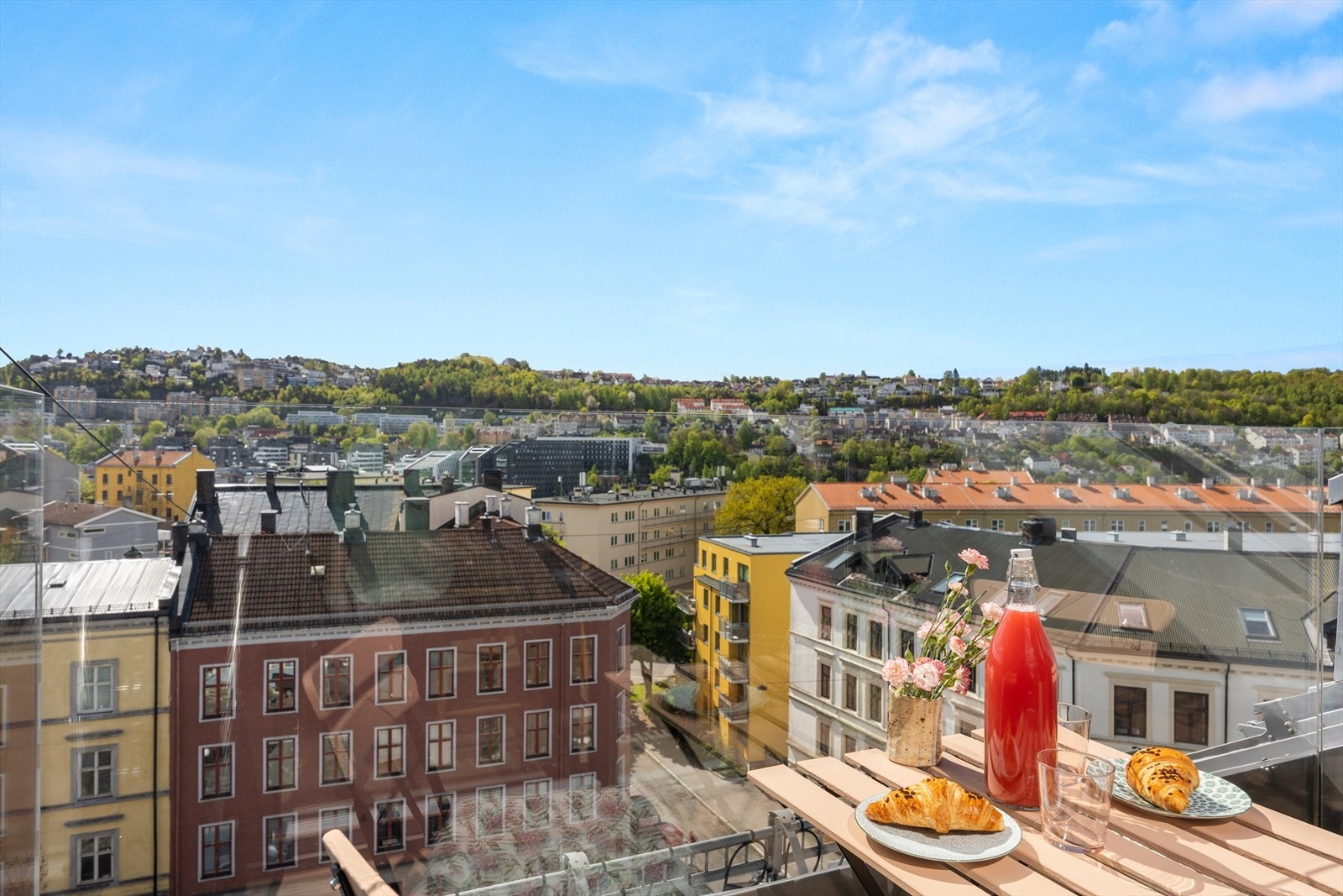 Kombinasjonen av 7. etasje med heis, utsikt og parkering er sjelden for området. Galleribilde