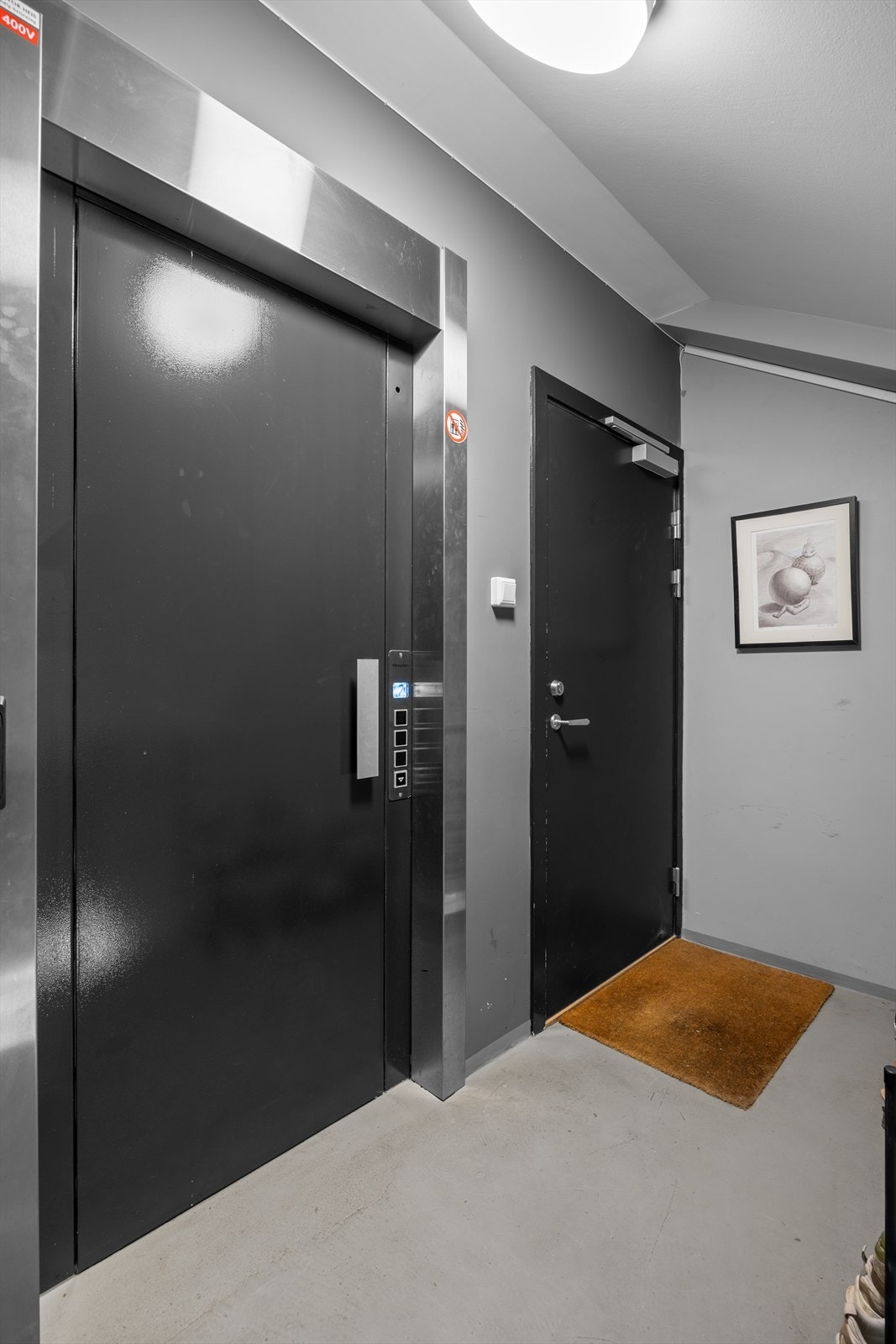 Kombinasjonen av 7. etasje med heis, utsikt og parkering er sjelden i området. Galleribilde