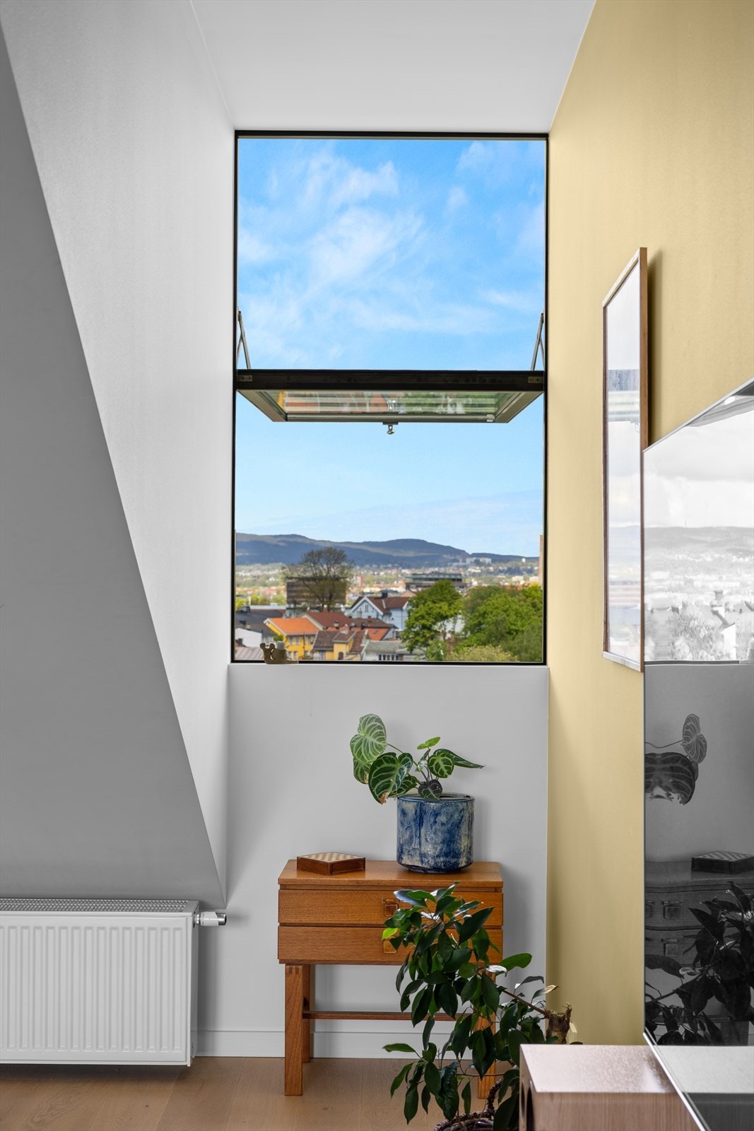 Selger har tidvis åpnet de store vinduene mot vest for å nyte ettermiddagssolen inne fra stuen. Galleribilde