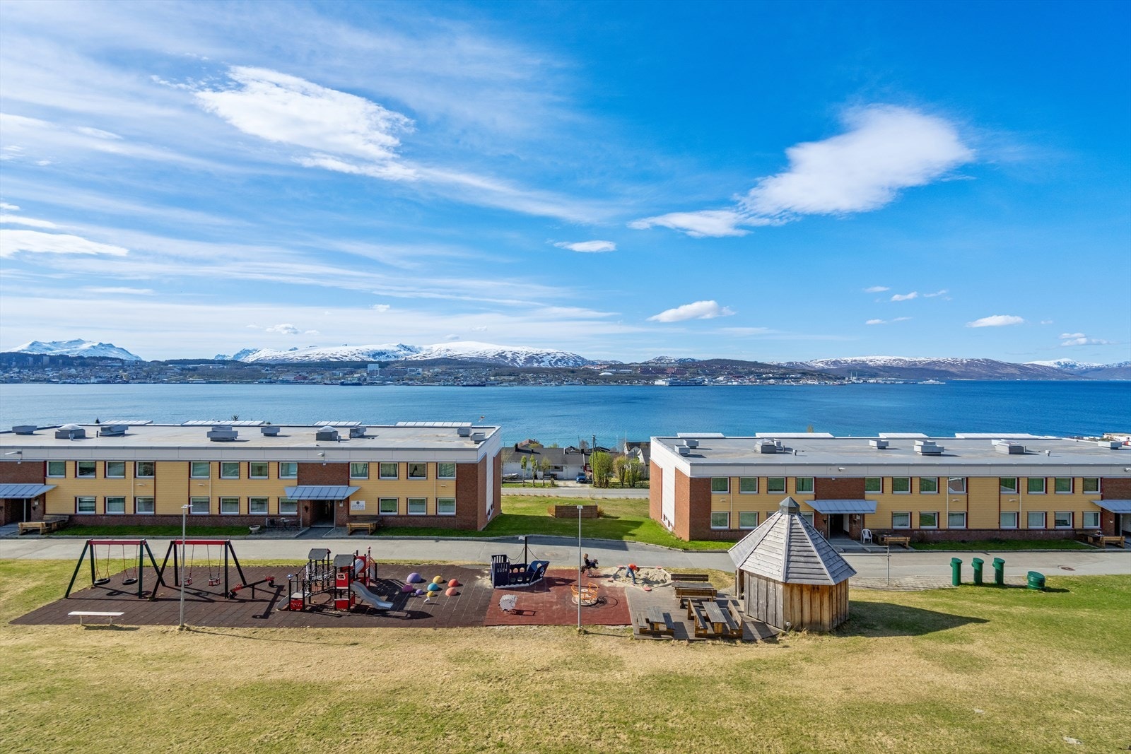 Myrland Borettslag har velholdte fellesområder med blant annet lekeplass for de minste. Galleribilde