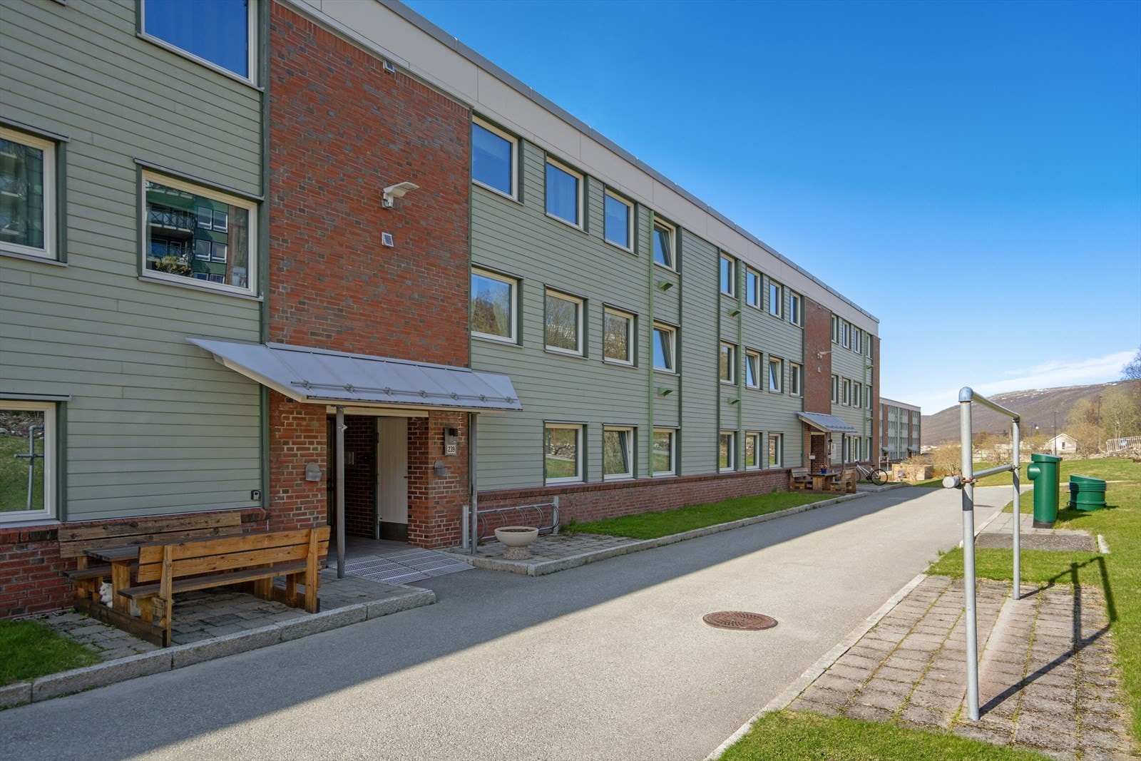 For dagligvarehandel er Spar Tomasjordnes og Rema 1000 og et bredere servicetilbud er det en kort kjøretur til AMFI Pyramiden i Tromsdalen. Tromsø sentrum med kafeer, restauranter og kulturtilbud er omtrent ti minutter unna. Galleribilde