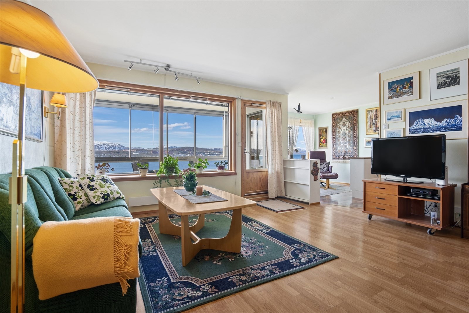 En romslig leilighet på 112 m² med en innglasset, solrik balkong som utvider stuen og rammer inn utsikten. Galleribilde