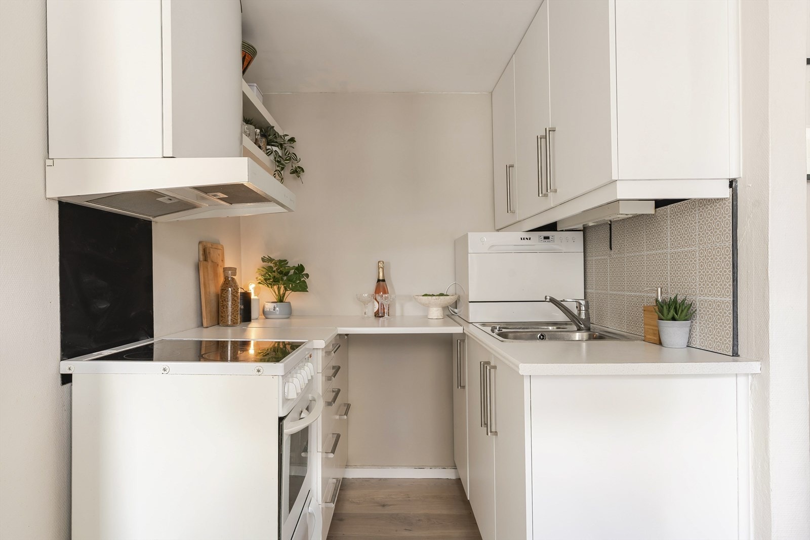 Planløsningen gir en effektiv utnyttelse av arealet, med skap- og benkeplass på begge sider av rommet. Kjøkkenet er på ca. 6,5 m², og rommet fungerer godt som en separat kjøkkensone samtidig som det ligger nært stuen og spiseplassen. Galleribilde