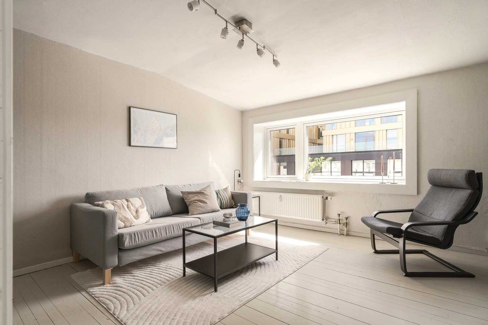 Rommet har en behagelig atmosfære med lyse gulv, lyse veggflater og en grønn kontrastvegg som gir rommet et lunere preg. Oppvarming via fjernvarme. Galleribilde