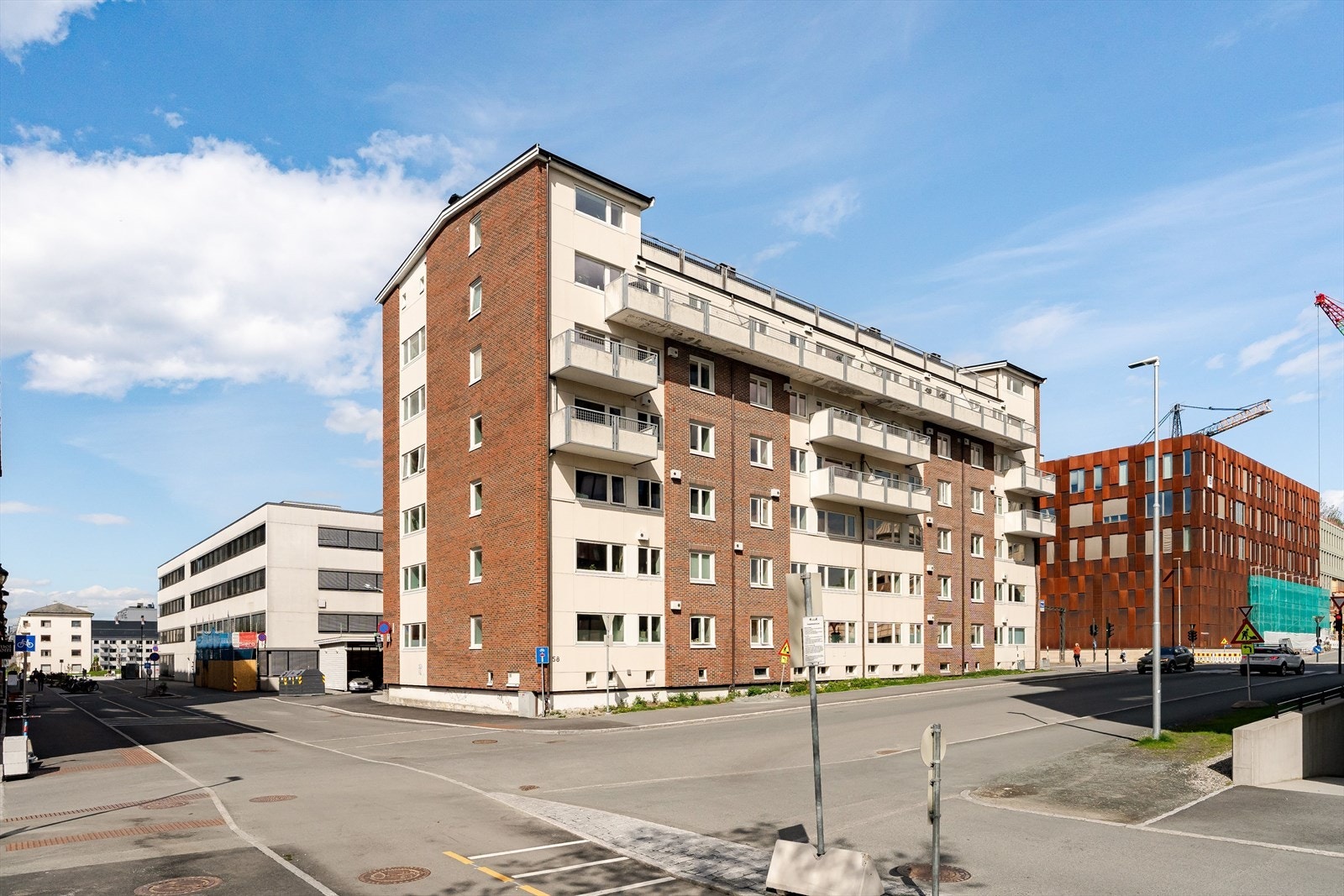 Leiligheten disponerer boder i både kjeller og 7. etasje. Bodene er tidligere målt til ca. 2 m² i kjeller og ca. 3 m² i 7. etasje, og er medregnet som eksternt bruksareal. Galleribilde
