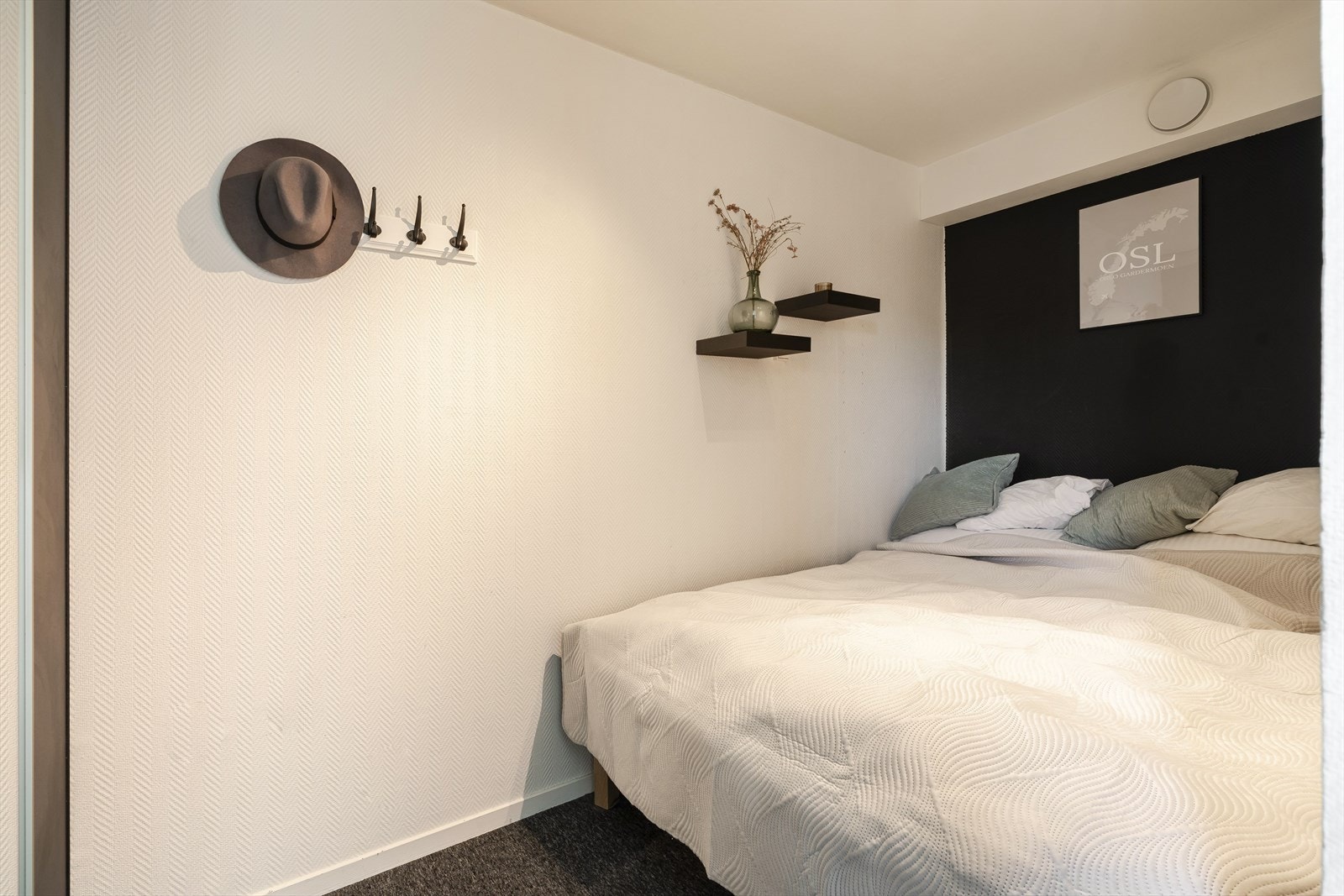 Soverommet er et lunt og praktisk rom på ca. 8,5 m², med plass til dobbeltseng og tilhørende oppbevaringsløsninger. Galleribilde