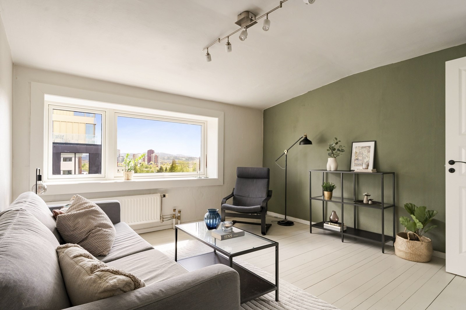 Inne i leiligheten er stuen er et lyst og innbydende oppholdsrom på ca. 17,5 m², med god plass til både sofagruppe, lenestol og spisebord. Galleribilde