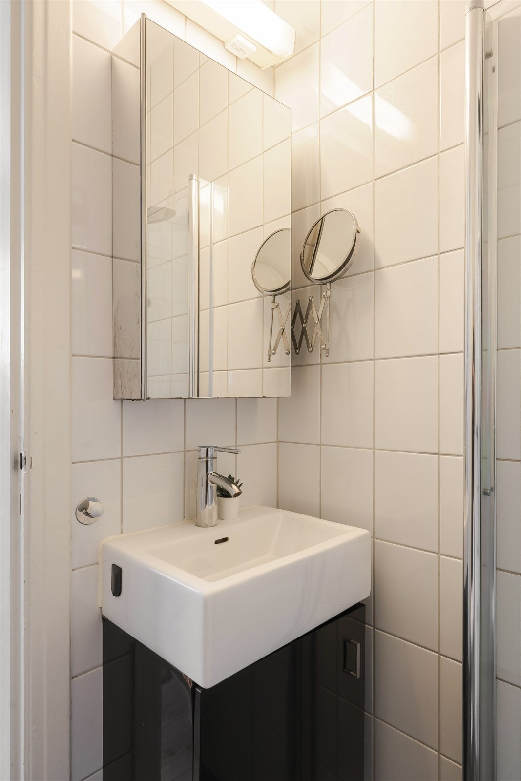 Badet ligger praktisk til med adkomst fra gangen/kjøkkensonen, og har en funksjonell utforming hvor arealet er godt utnyttet. Galleribilde