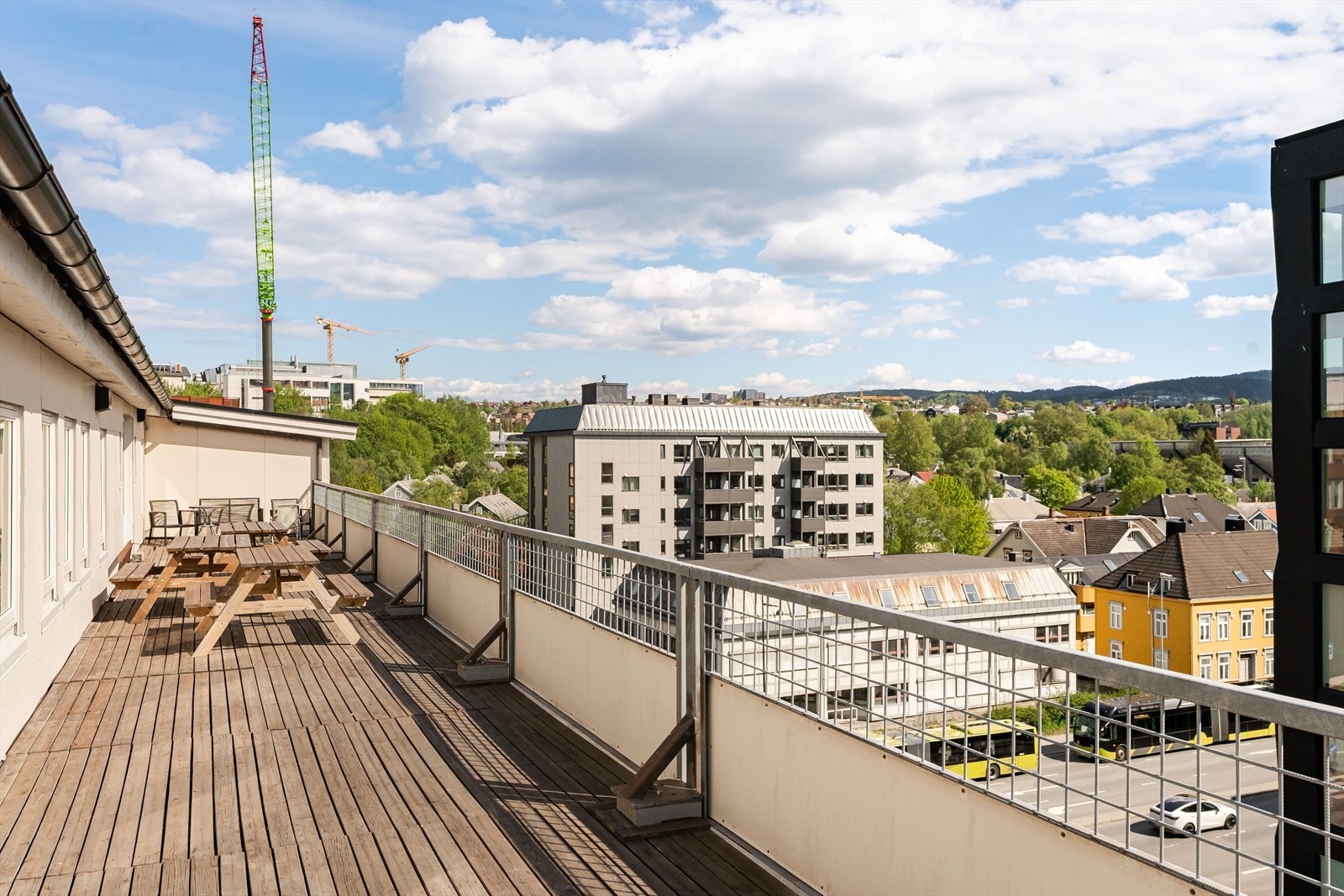 Plasseringen høyt i bygget gir en luftig følelse, gode sol- og lysforhold og vidt utsyn mot både bybebyggelse, grøntområder og åsene rundt Trondheim. Galleribilde