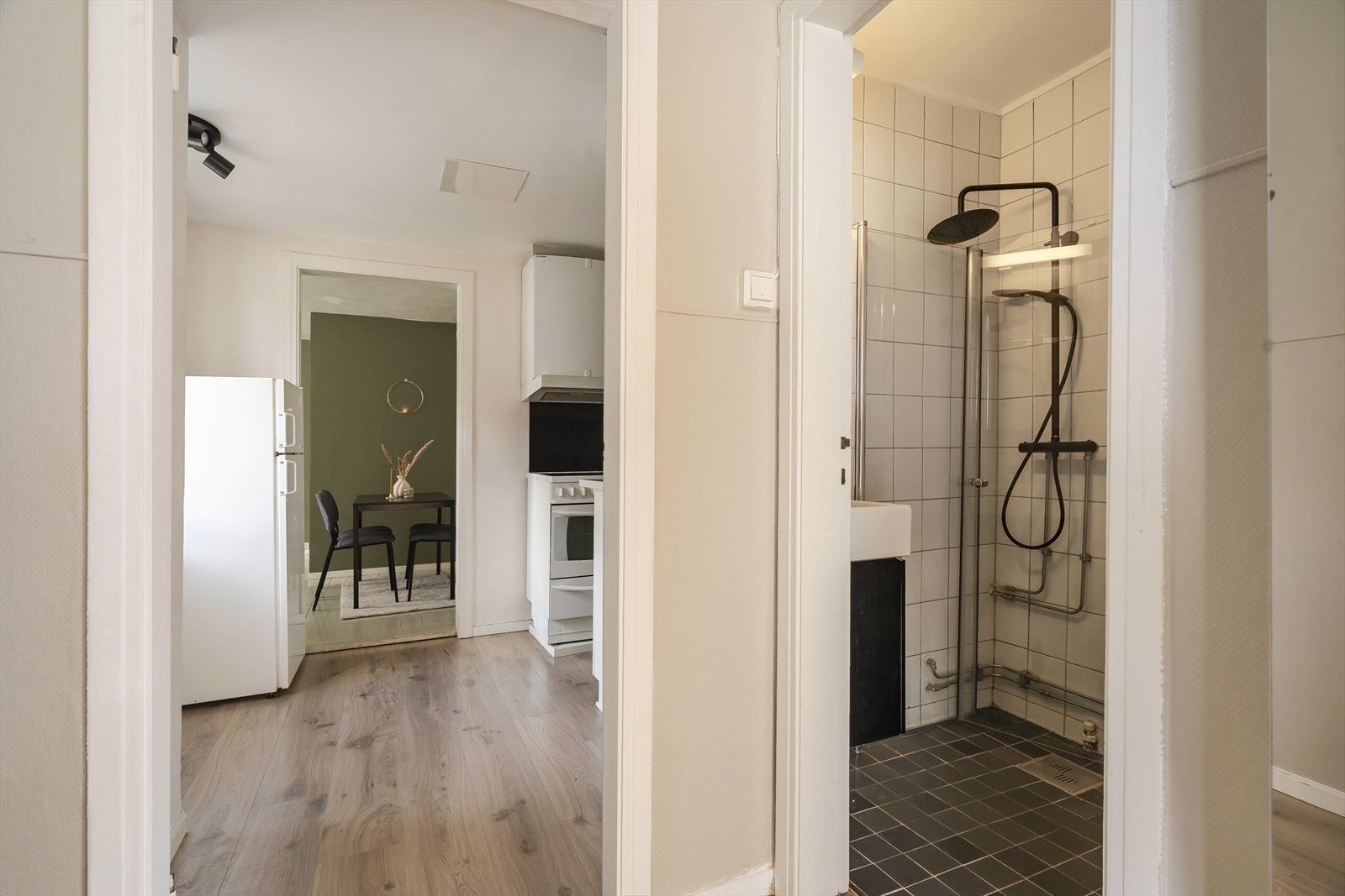 Badet er kompakt og arealeffektivt på ca. 2 m², med flislagte vegger og flislagt gulv. Galleribilde