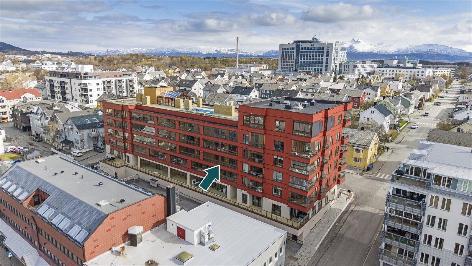 Leilighet ligger fint til i 3 etasje mot nord med stor innglasset balkong. Galleribilde