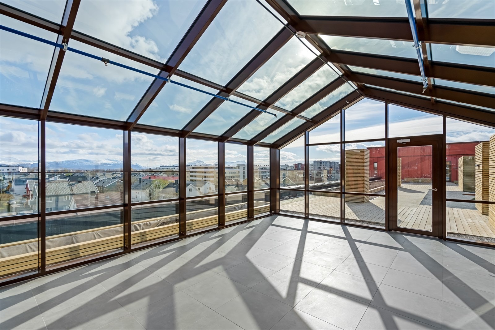 Takterrassen inneholder også en egen vinterhage, et lyst, innbydende rom som kan brukes året rundt. Galleribilde