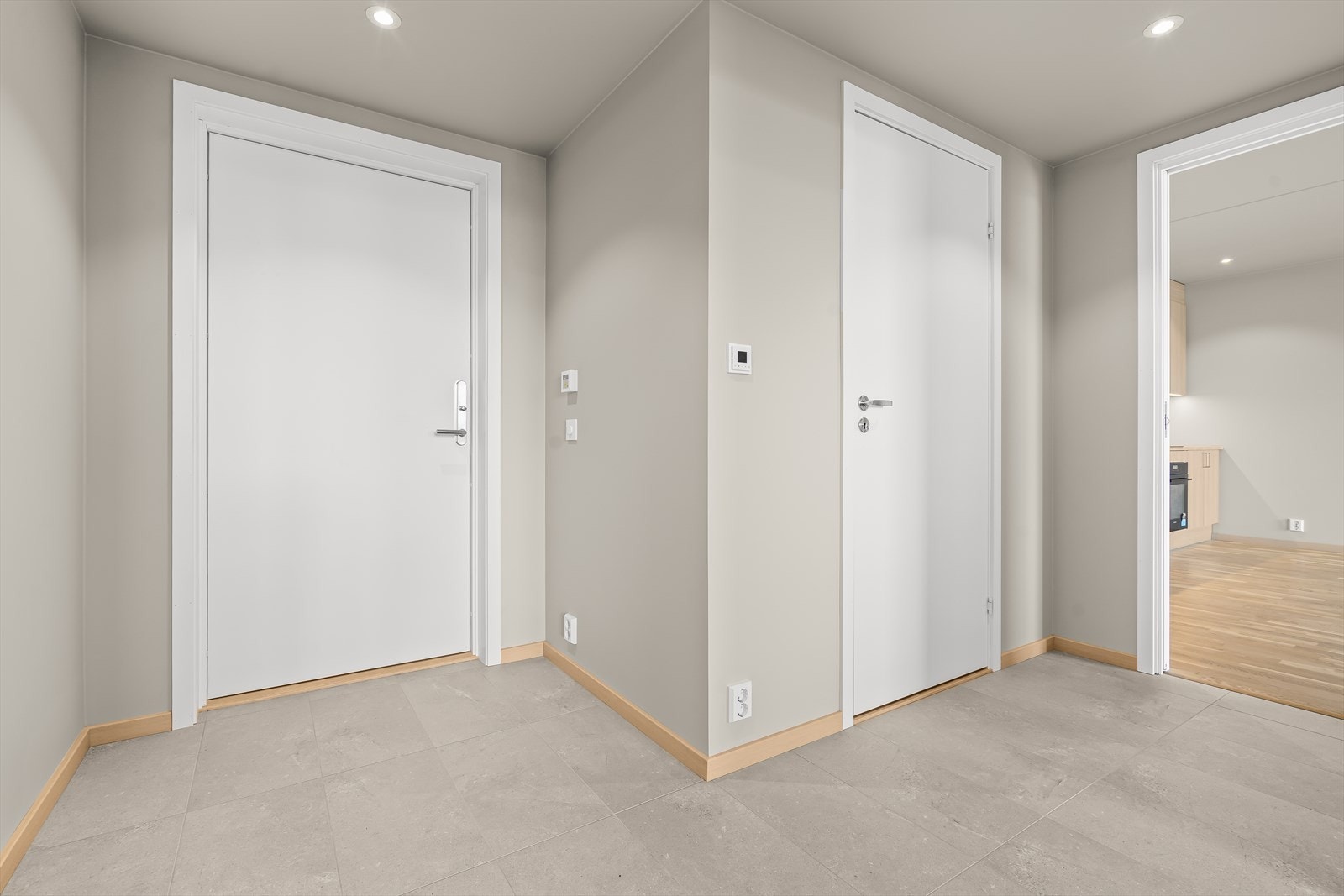 Du ønskes velkommen inn i en lys og flislagt entrè med gulvvarme. Galleribilde