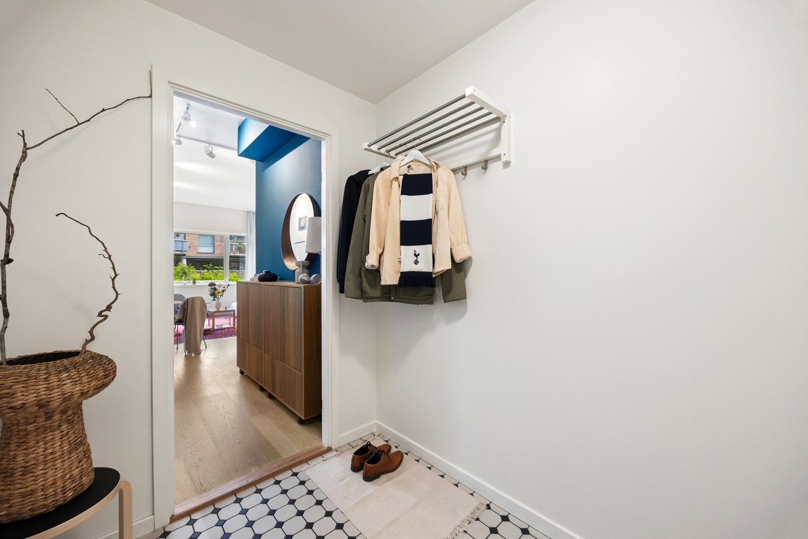 Stor og praktisk entré med enkel adkomst i 1. etasje, men hevet over bakkenivå, noe som gir boligen en usjenert beliggenhet. Galleribilde
