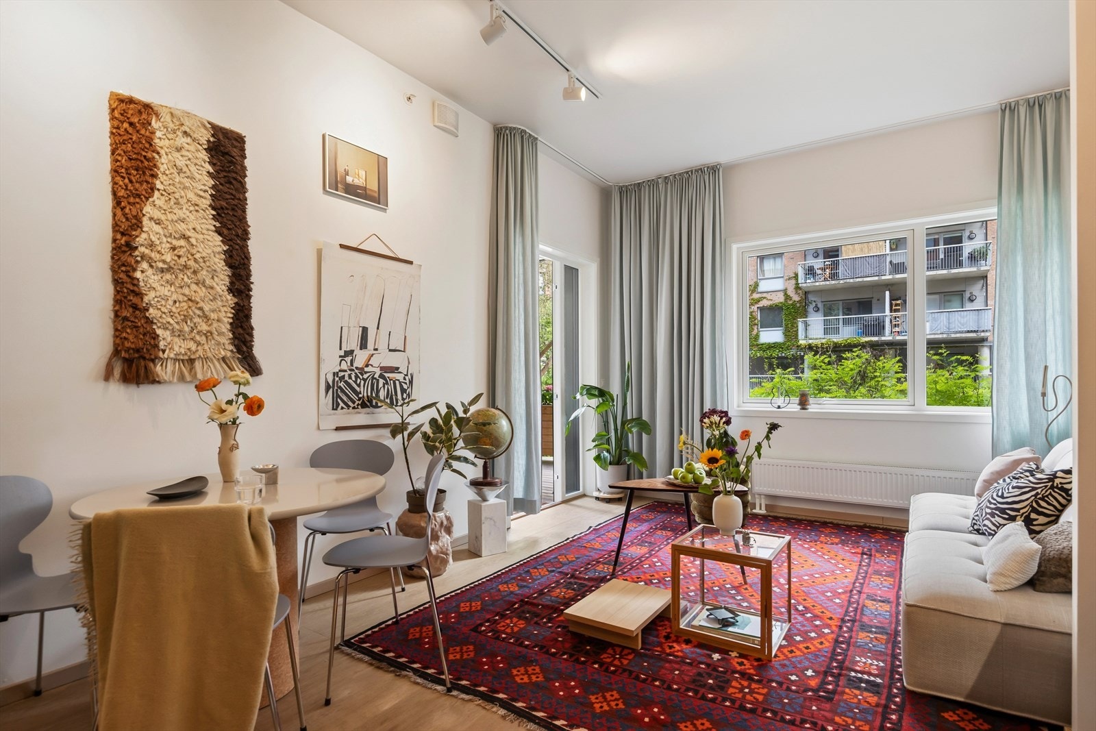 Store vindusflater slipper inn mye naturlig lys, og rommet oppleves både luftig og behagelig. Galleribilde