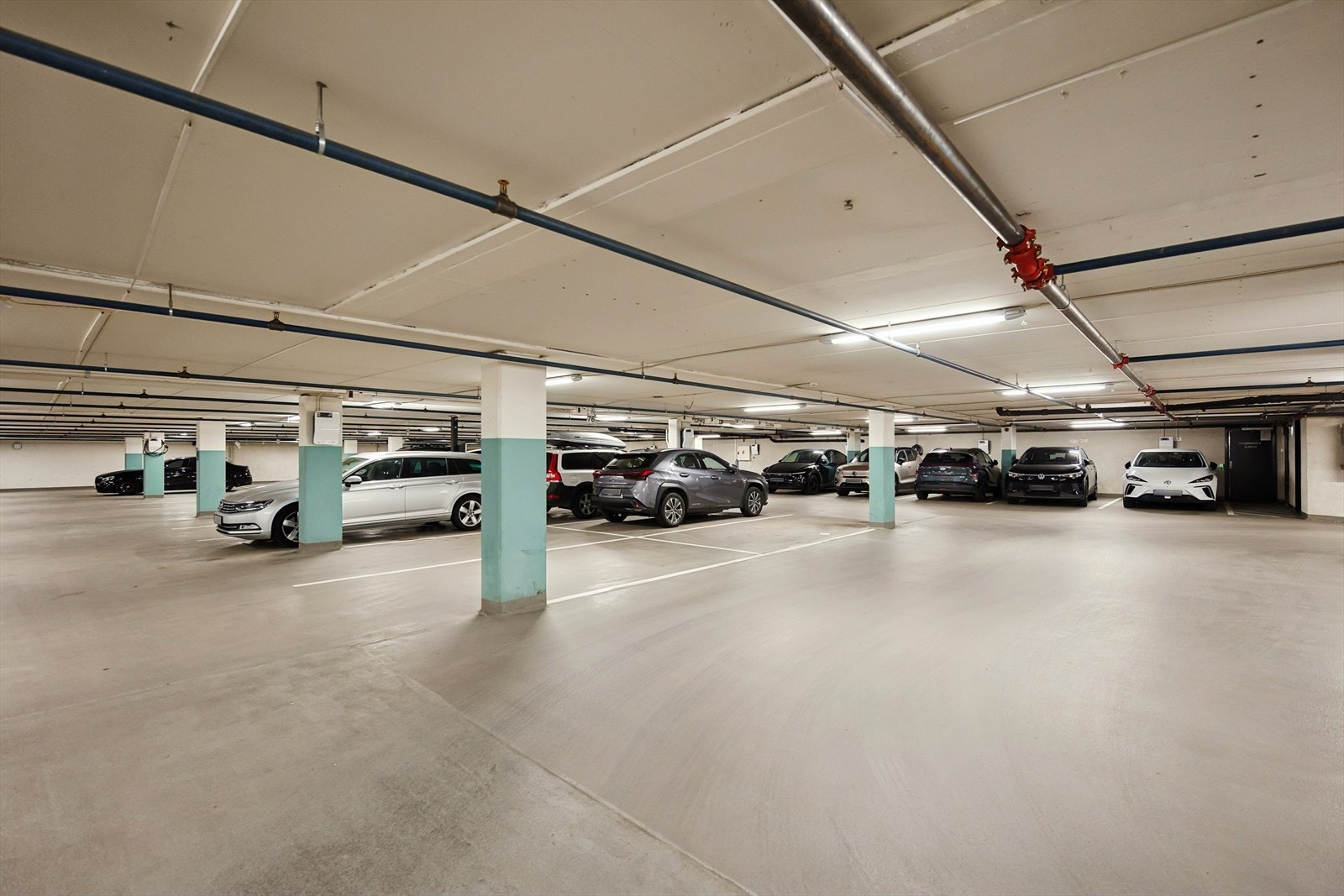 Selger leier en garasjeplass i borettslagets fellesanlegg og denne leieavtalen kan om ønskelig videreføres til ny eier. Pris: 1500/måneden. Avstand: 30 sekunder fra leilighetsdør til bil. Galleribilde