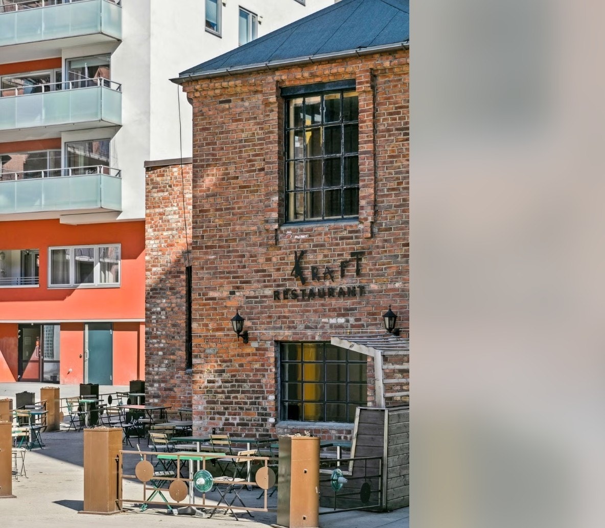 Bare 2 minutter unna finner du Restaurant Kraft som serverer lunsj og middag med hyggelig uteservering. Galleribilde
